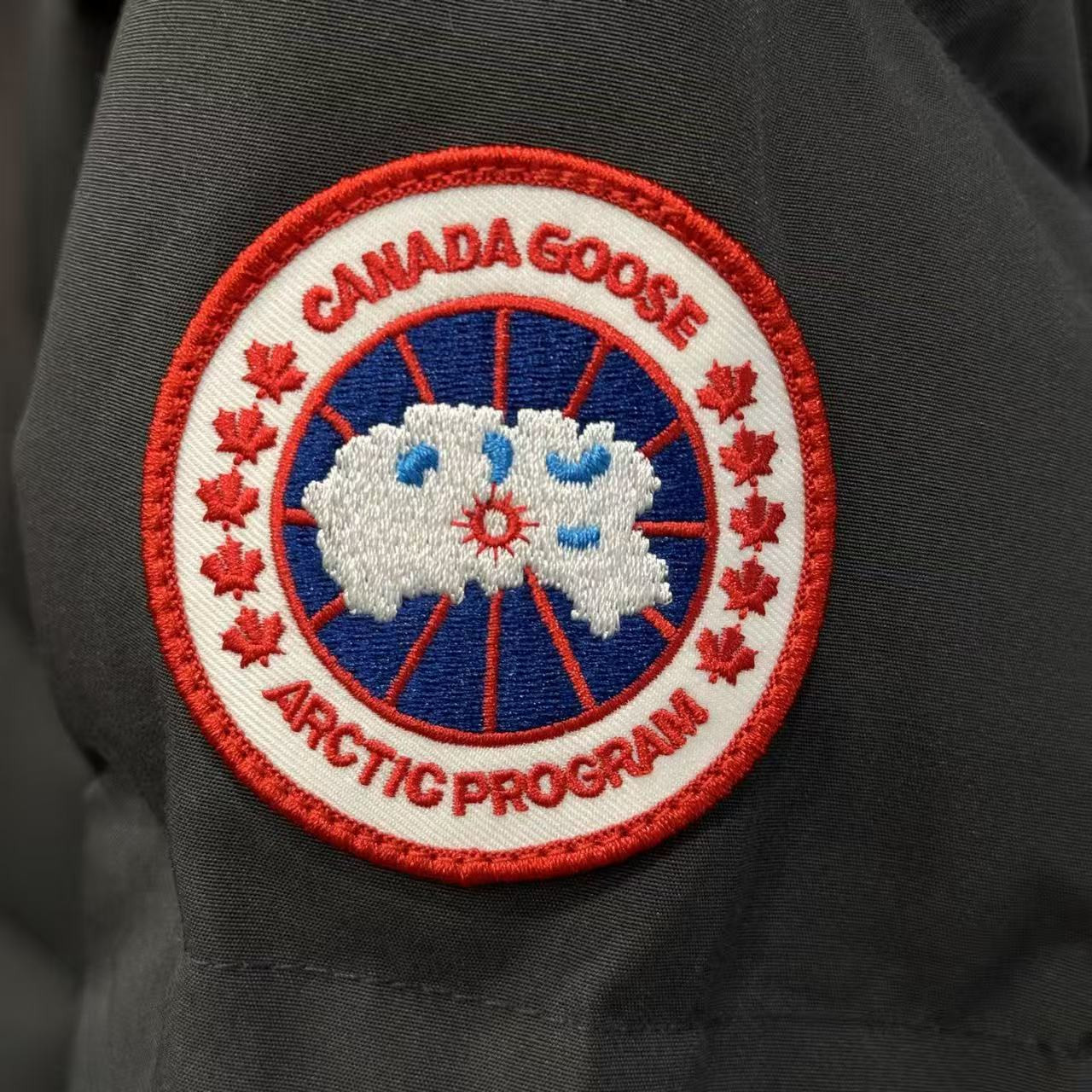 <p>Canada Goose Chelse*派克大衣羽绒服(灰色紅標)</p>