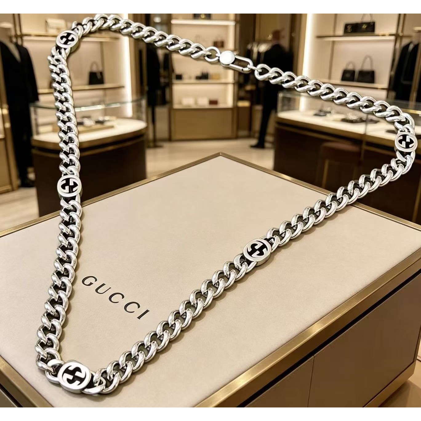 <p>GUCCI&nbsp;项链</p>
