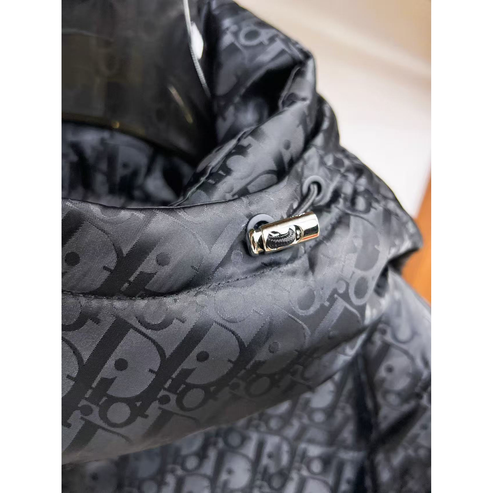 <p>DIOR&nbsp;秋冬新款羽绒服(黑)</p>