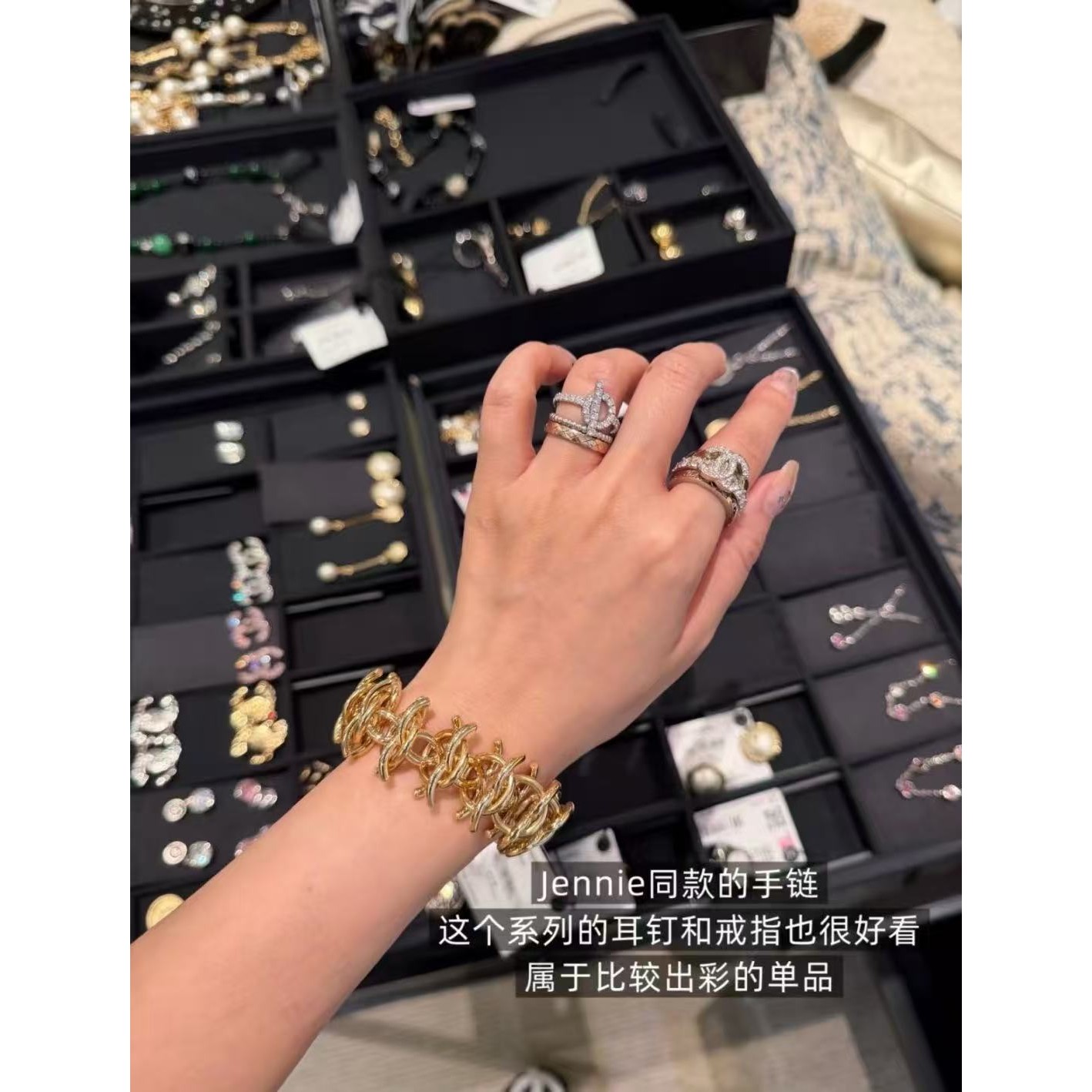 <p>CHANEL 金色多c重叠手链</p>