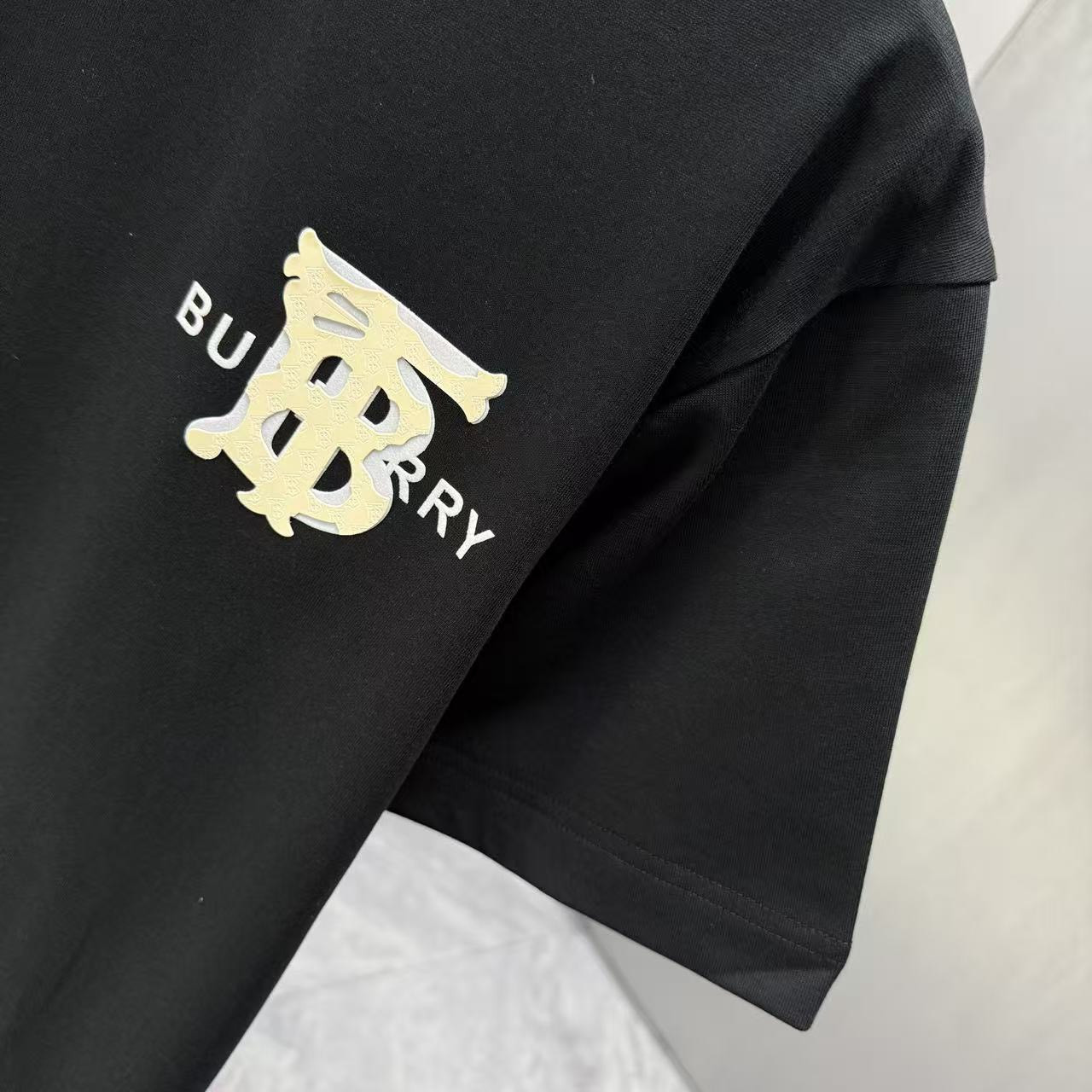 <p>BURBERRY 短袖T恤(黑)</p>