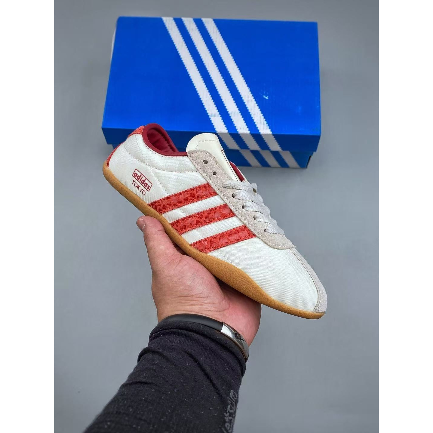 <p>Adidas Tokyo W&nbsp; 经典休闲运动鞋 (紅)</p>