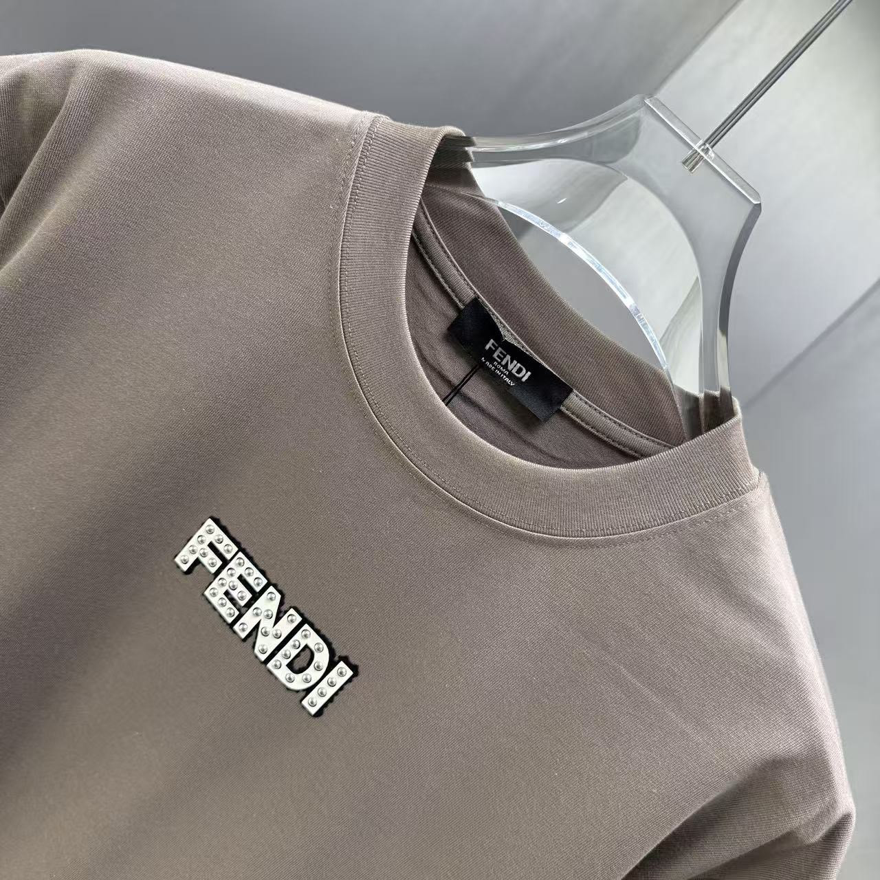 <p>FENDI 短袖T恤(棕)</p>