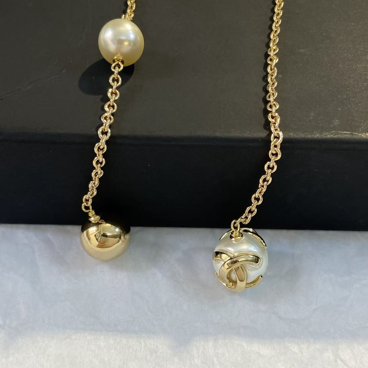 <p>CHANEL 抱珠吊金珠毛衣链</p>