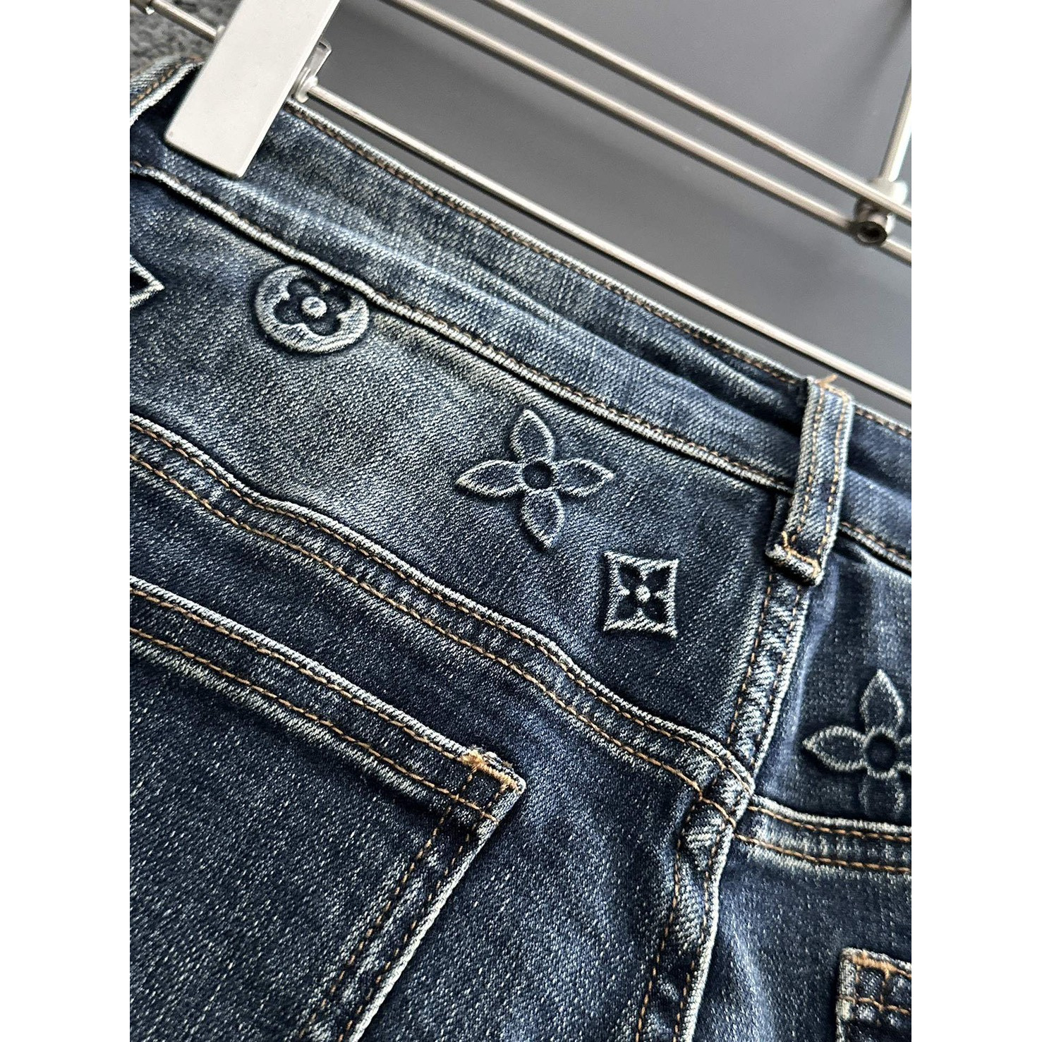 <p>LV&nbsp;高品质牛仔裤</p>