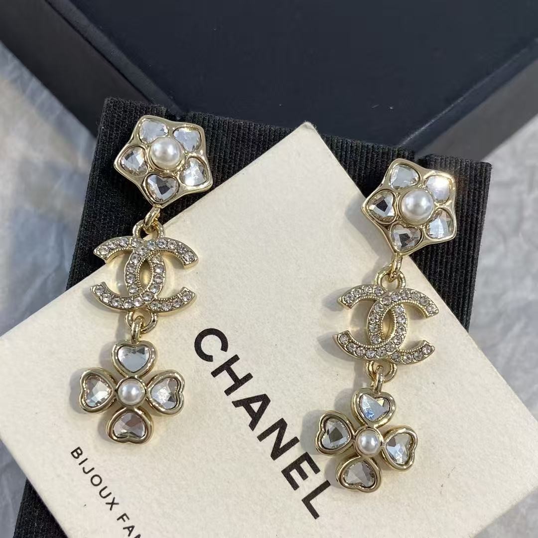 <p>CHANEL 山茶花四叶草耳环</p>
