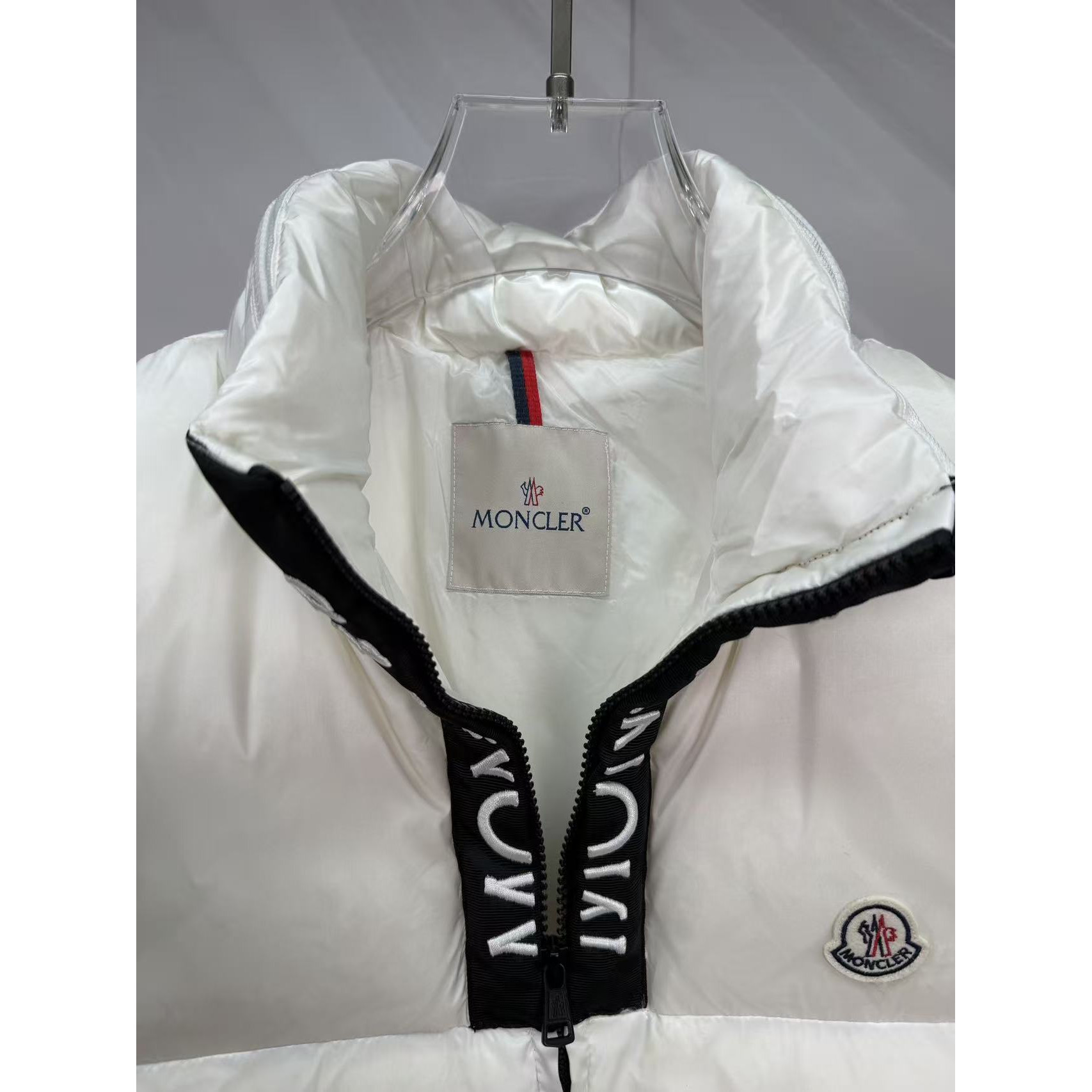 <p>Moncler 男士Semeru马甲背心(白)</p>