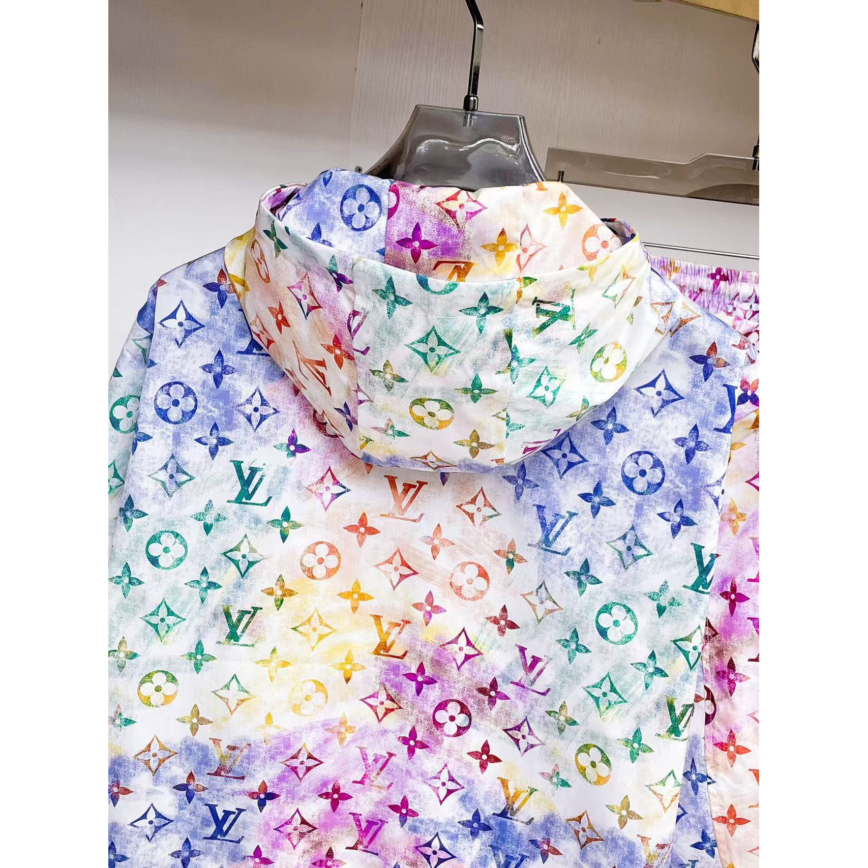 <p>LV 夏季防晒衣短裤套装(811161)</p>