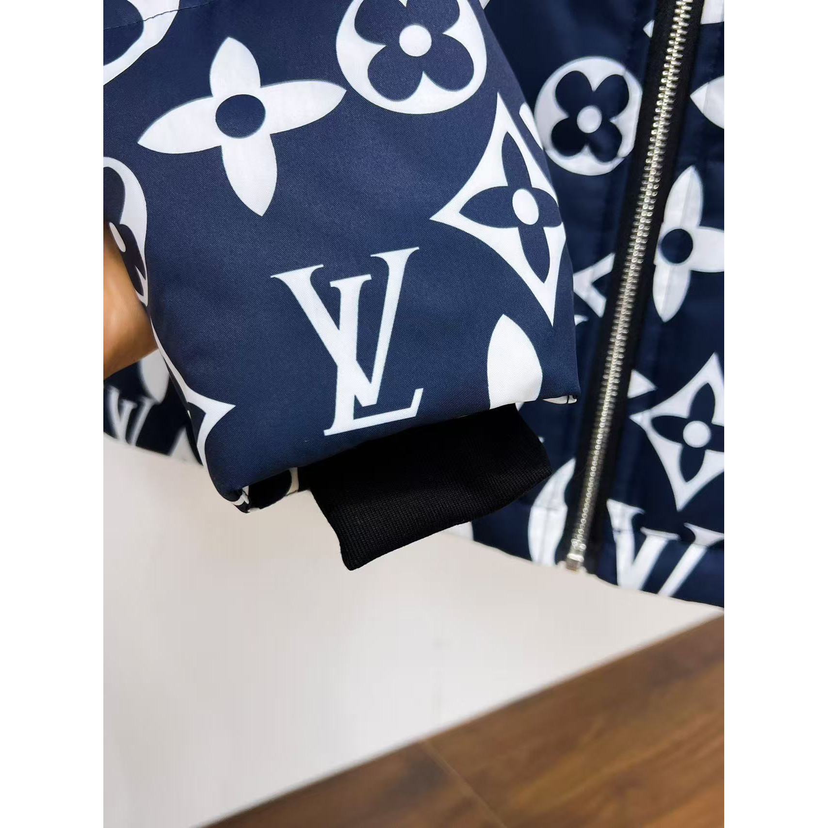 <p>LV 秋冬新款羽绒服(藍)</p>