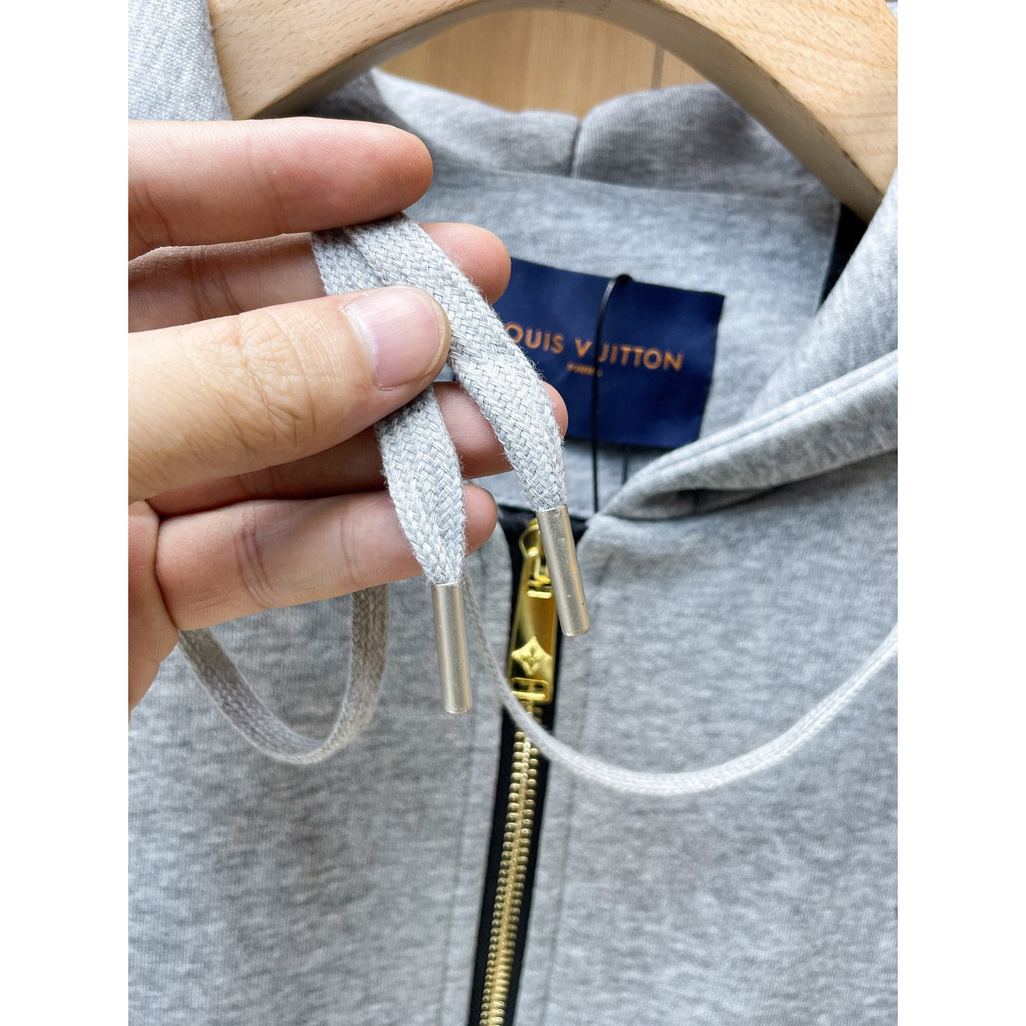 <p>LV 精品外套(灰)</p>