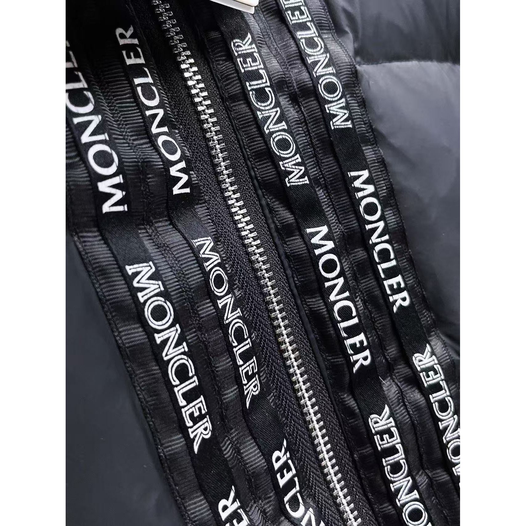 <p>MONCLER&nbsp;秋冬新款羽绒服(藏青)&nbsp;</p>