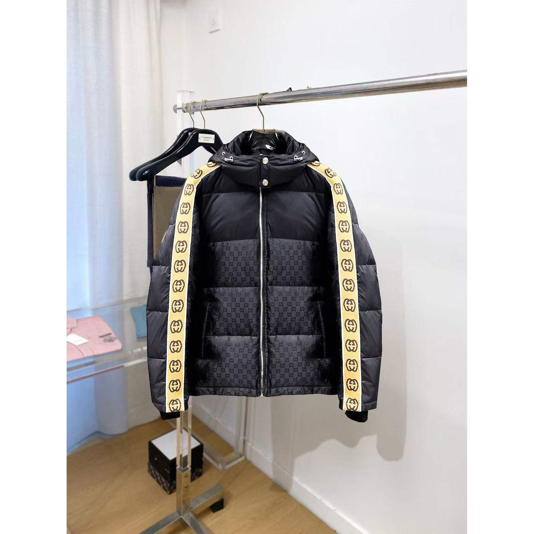 <p>GUCCI 秋冬新款羽绒服(黑)&nbsp;</p>