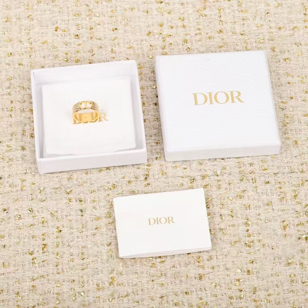 <p>DIOR&nbsp; CD水钻戒指</p>