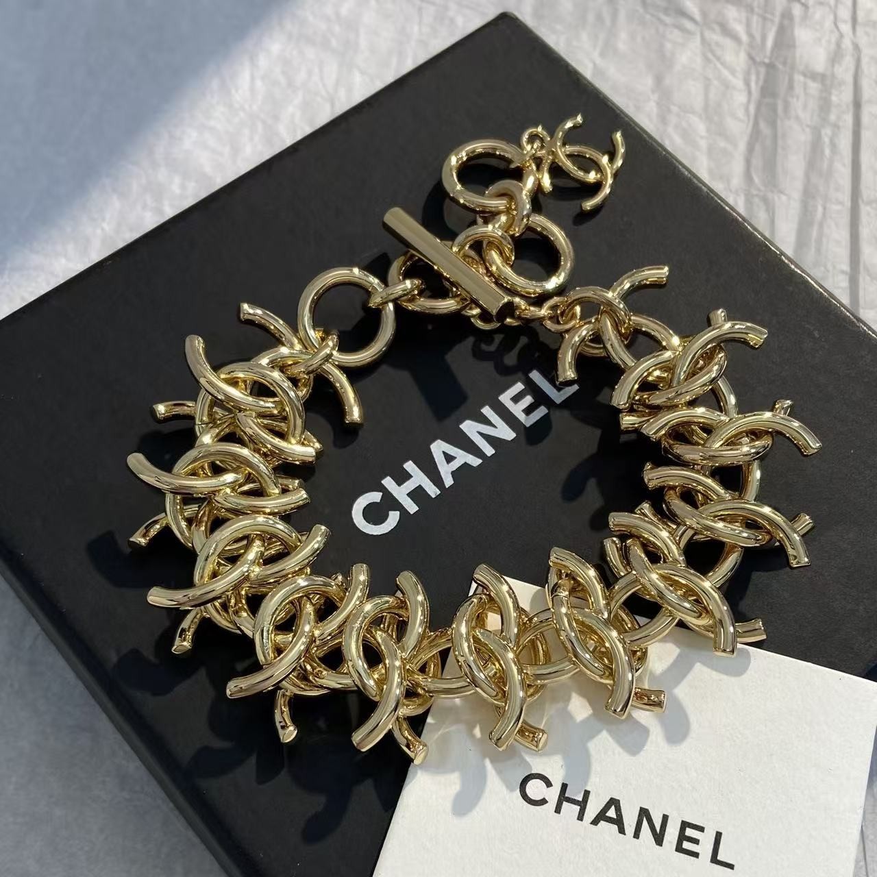 <p>CHANEL 金色多c重叠手链</p>