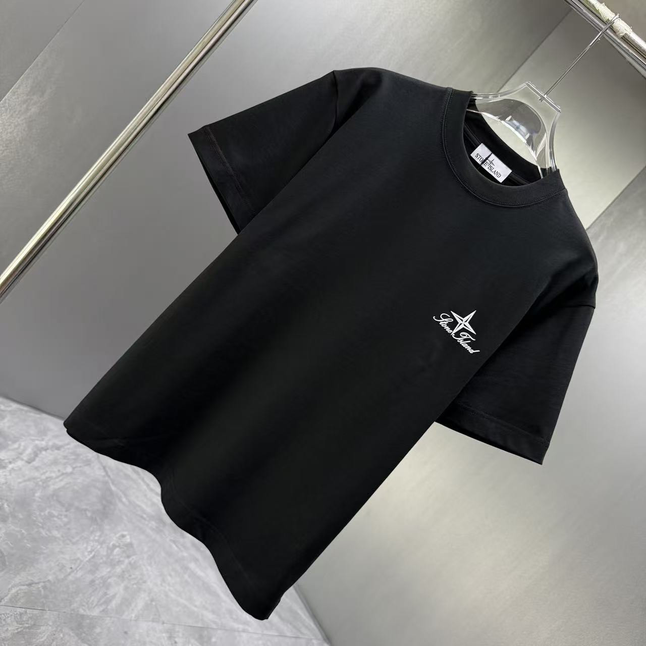 <p>Stone Island 短袖T恤(黑)</p>