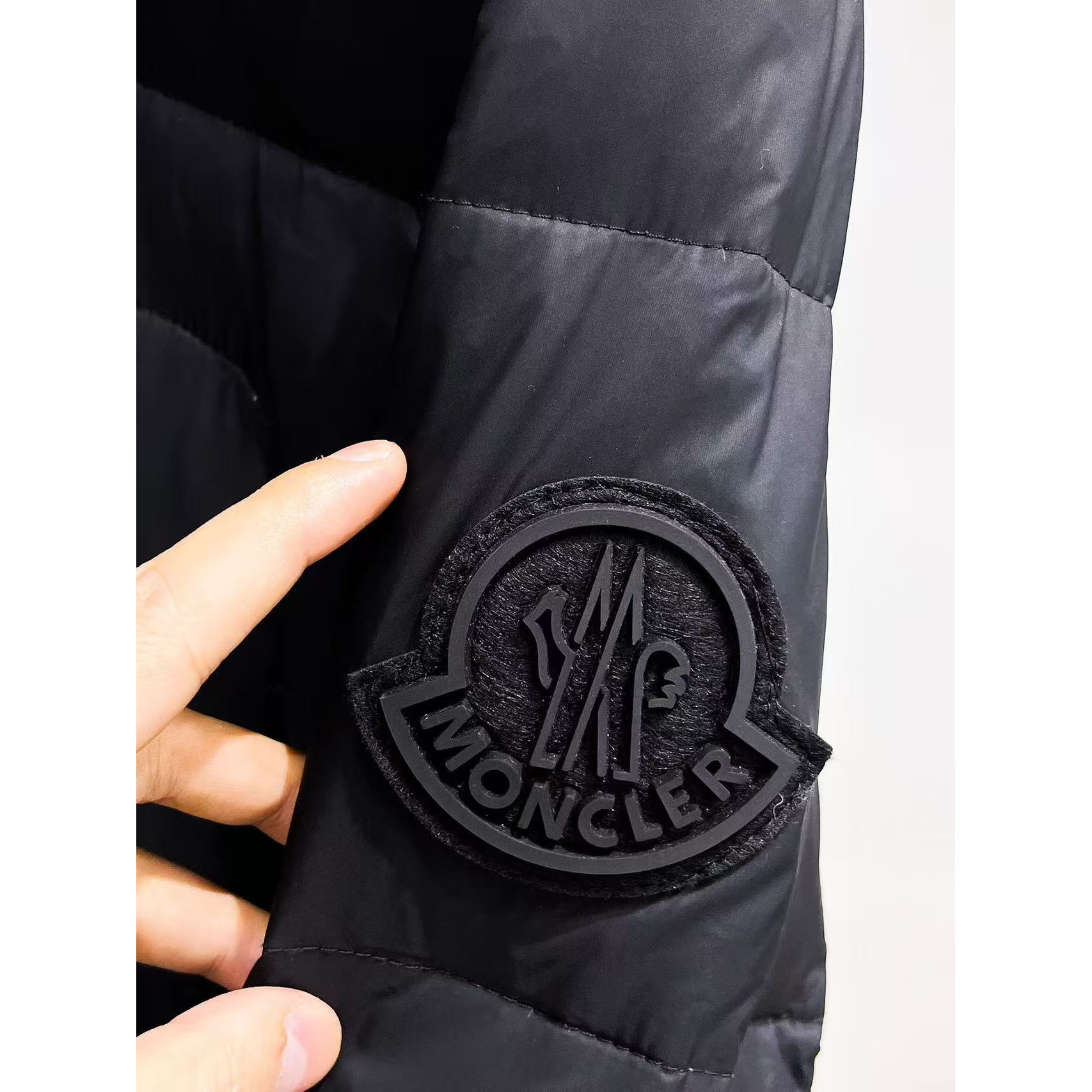 <p>MONCLER&nbsp;秋冬新款羽绒服(黑)&nbsp;</p>
