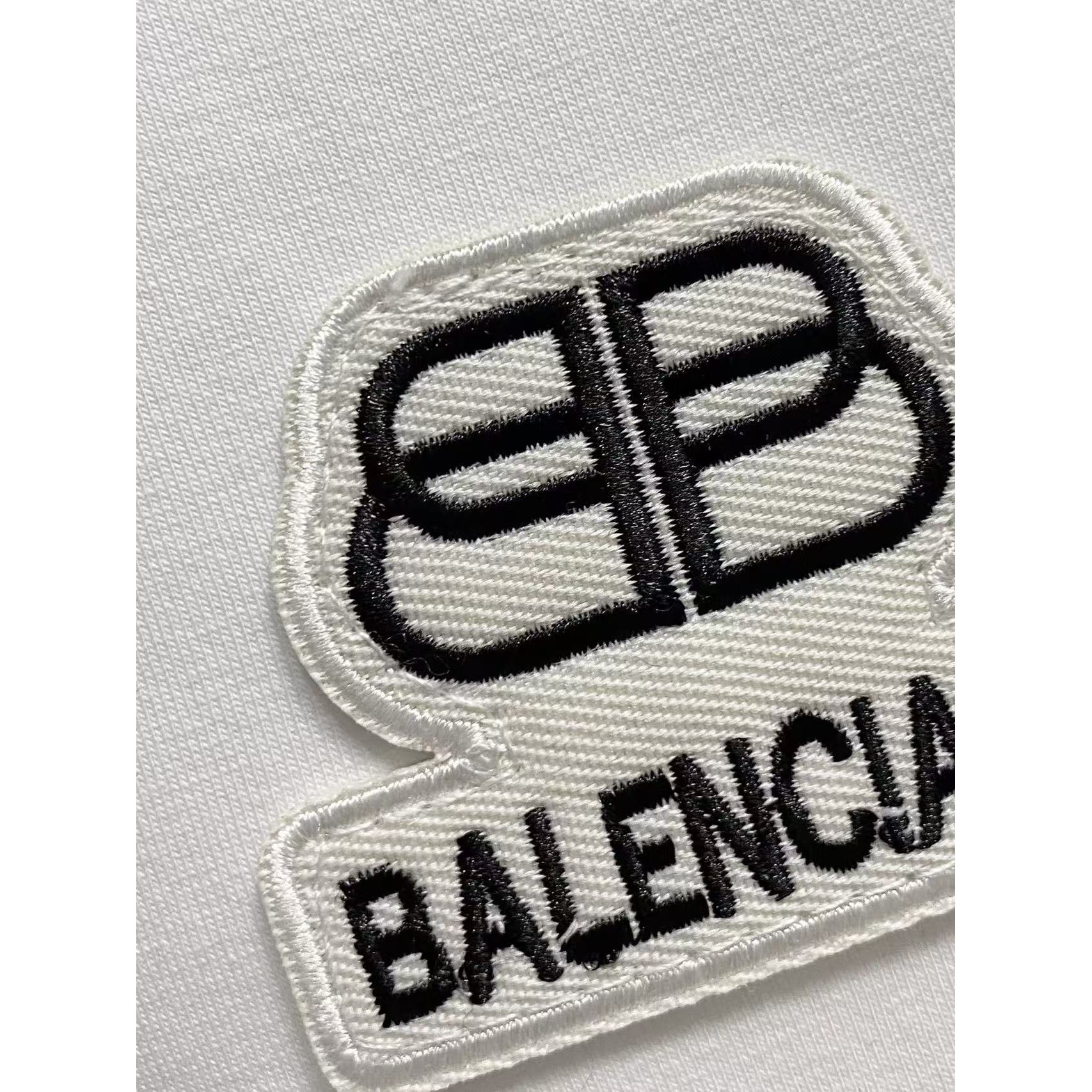 <p>Balenciaga&nbsp;太空棉卫衣(白)</p>