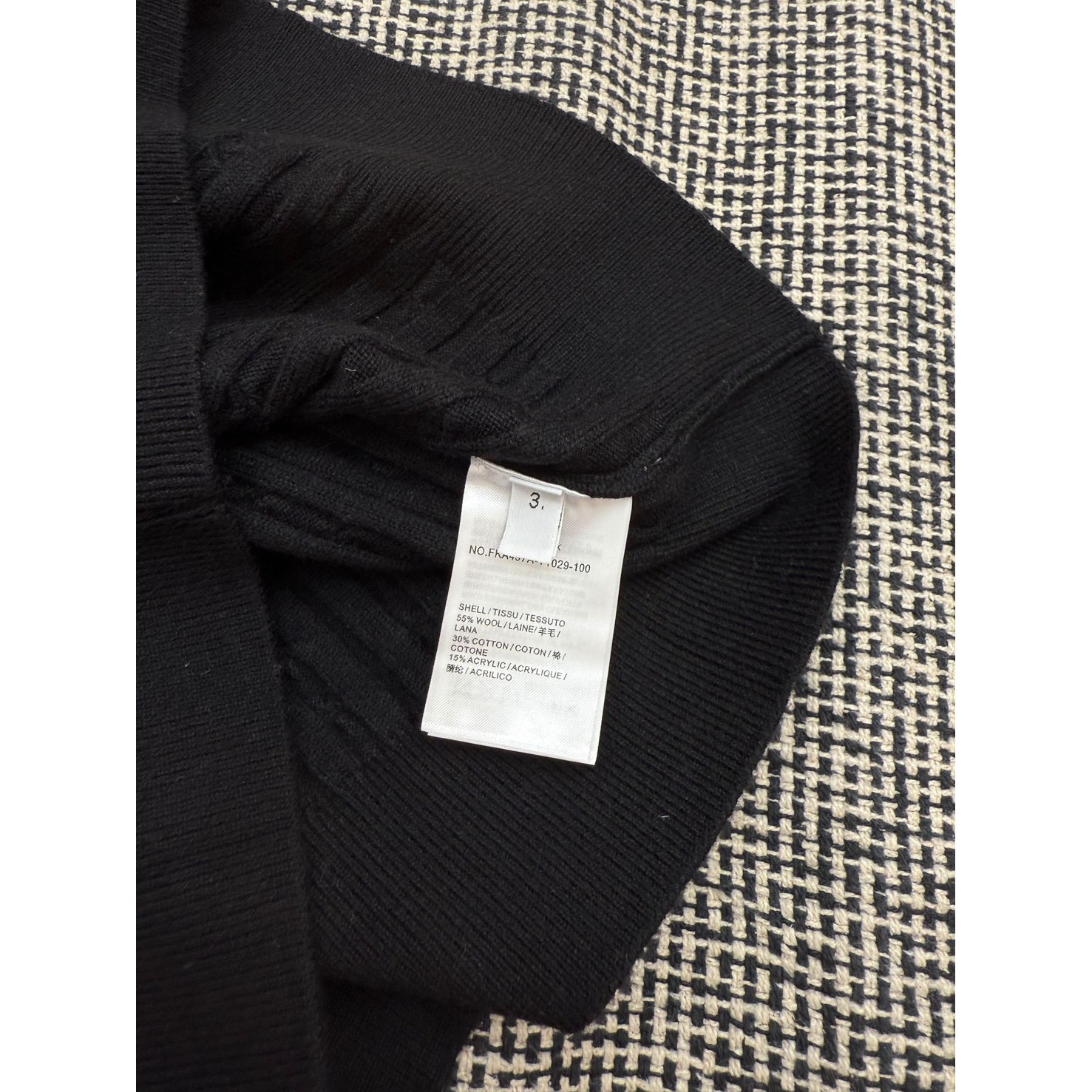 <p>Thom Browne 女款刺绣四杠针织开衫(黑)</p>