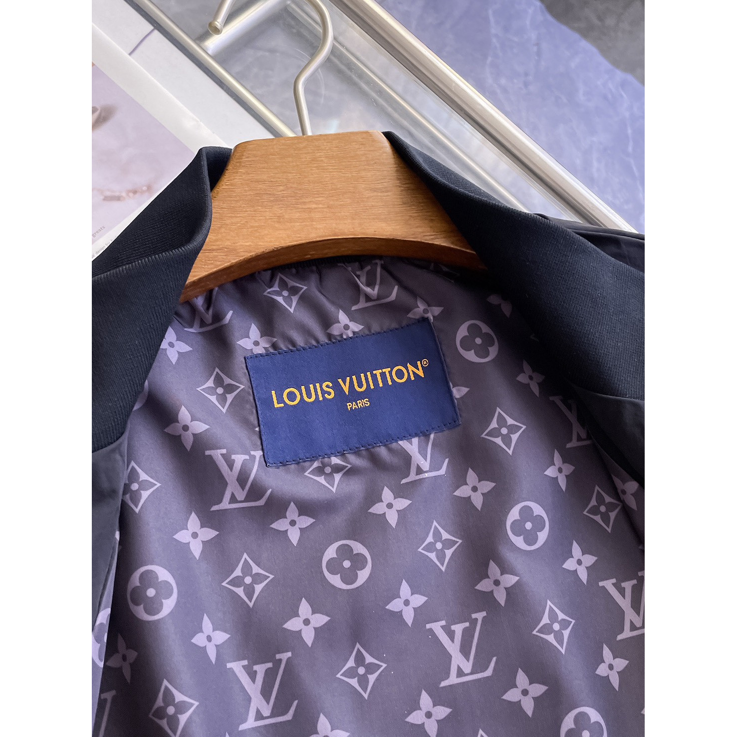 <p>LV&nbsp;男士夹克外套(黑)</p>