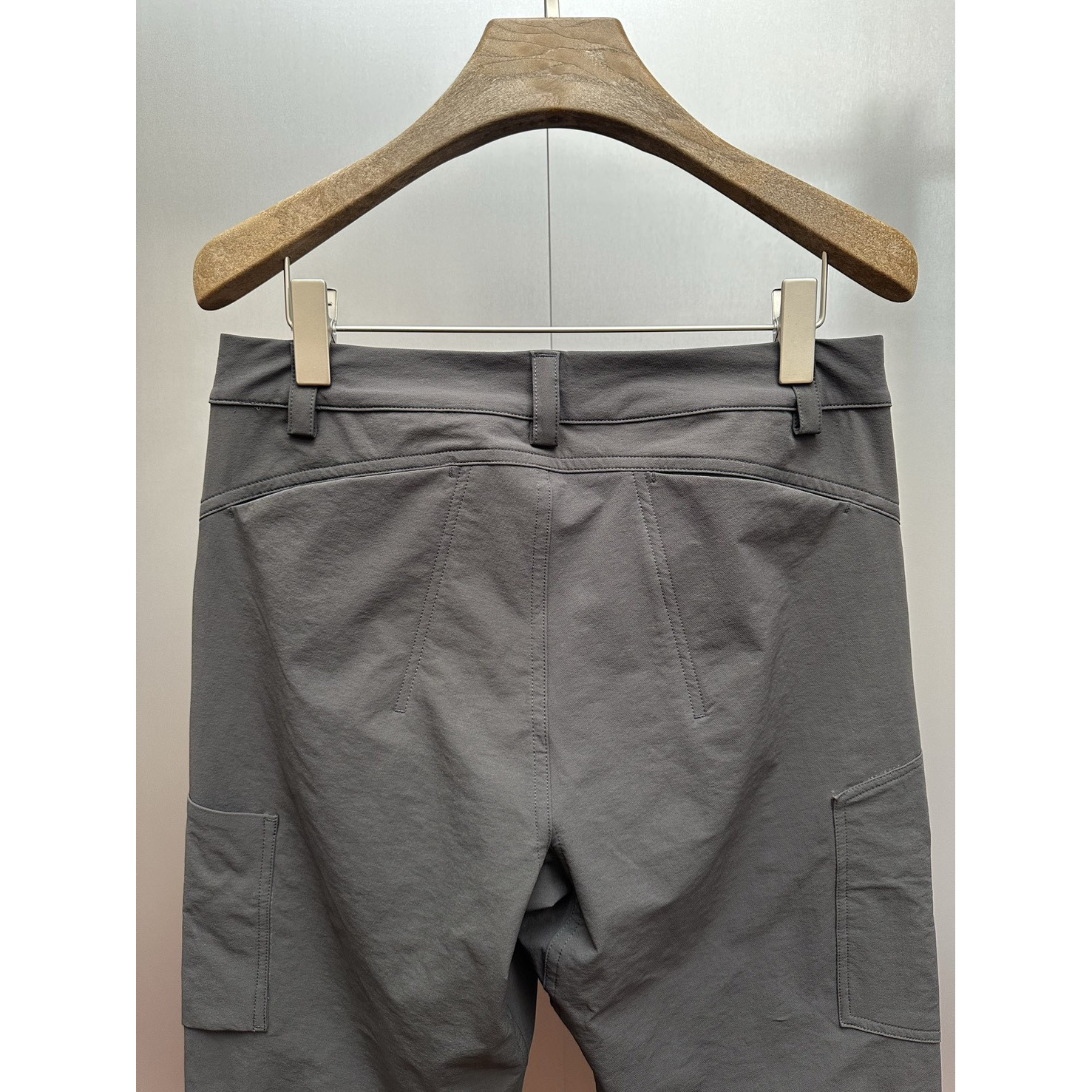 <p>ARC'TERYX 户外机能防风防泼水多口袋休闲长裤</p>