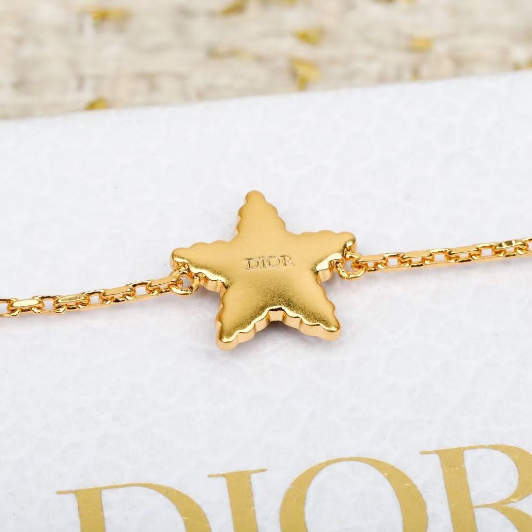 <p>DIOR&nbsp;五角星CD手链</p>
