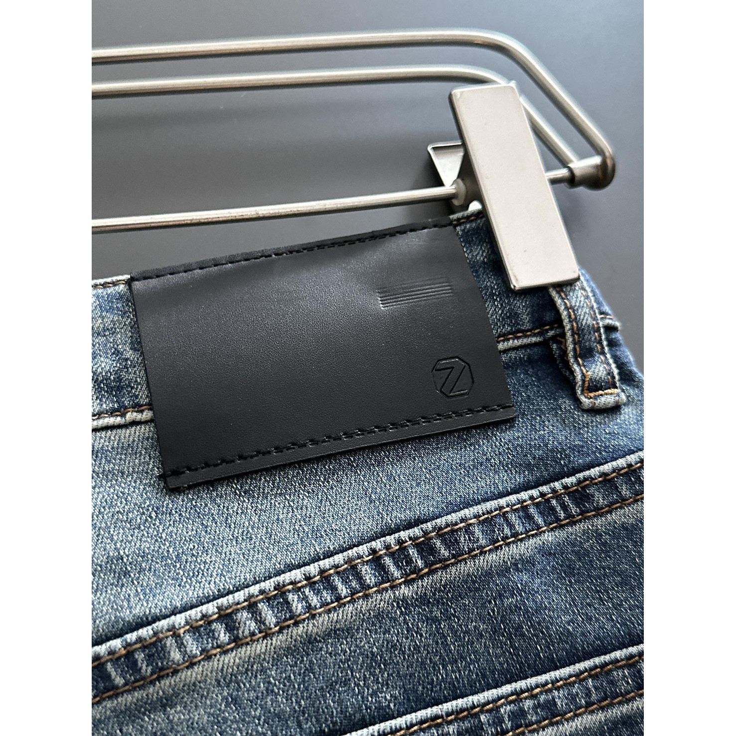 <p>Ermenegildo Zegna 高品质牛仔裤(淺藍)</p>