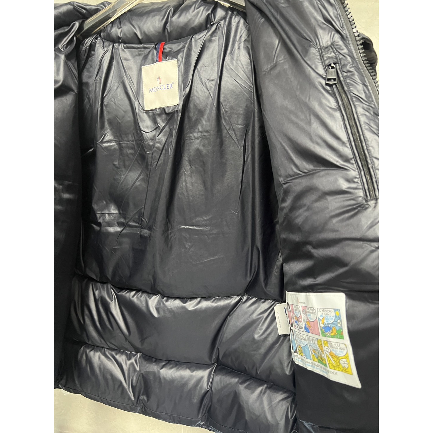 <p>Moncler 羽绒服 (黑)</p>