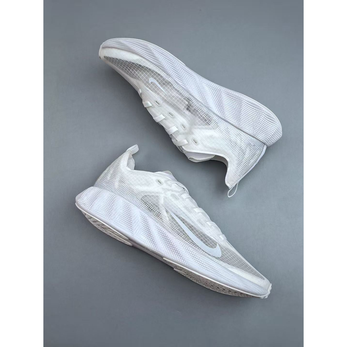 <p>Nike AVA X&nbsp; 透气支撑跑步鞋(白)</p>
