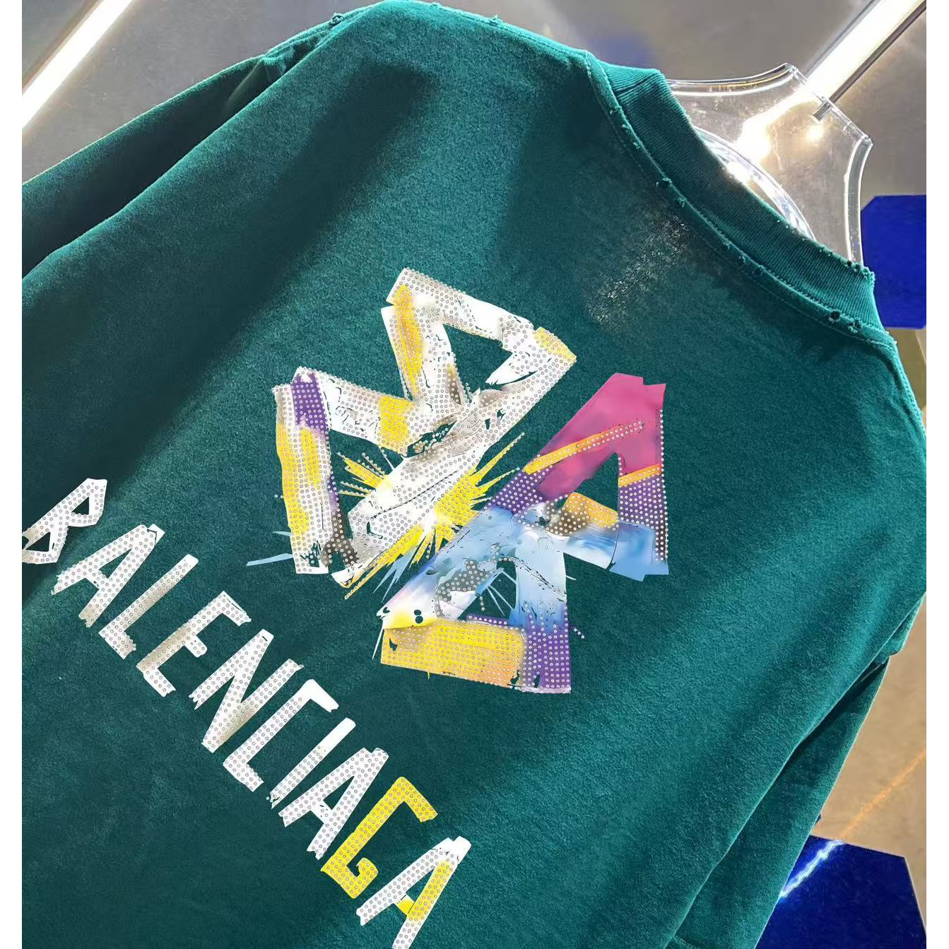 <p>Balenciaga 洗水磨破短袖T恤(洗水綠)</p>