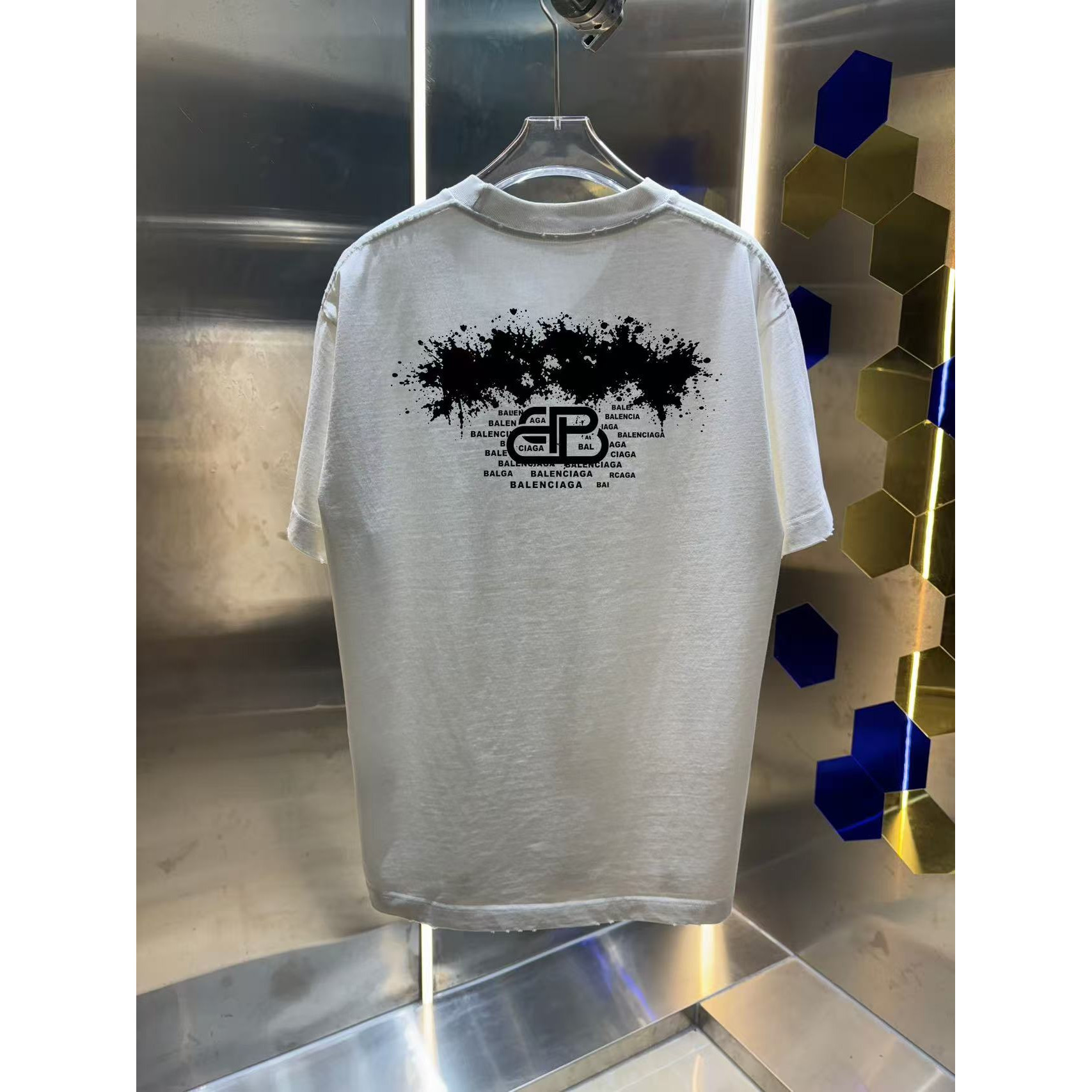 <p>Balenciaga 洗水磨破短袖T恤(洗水白)</p>