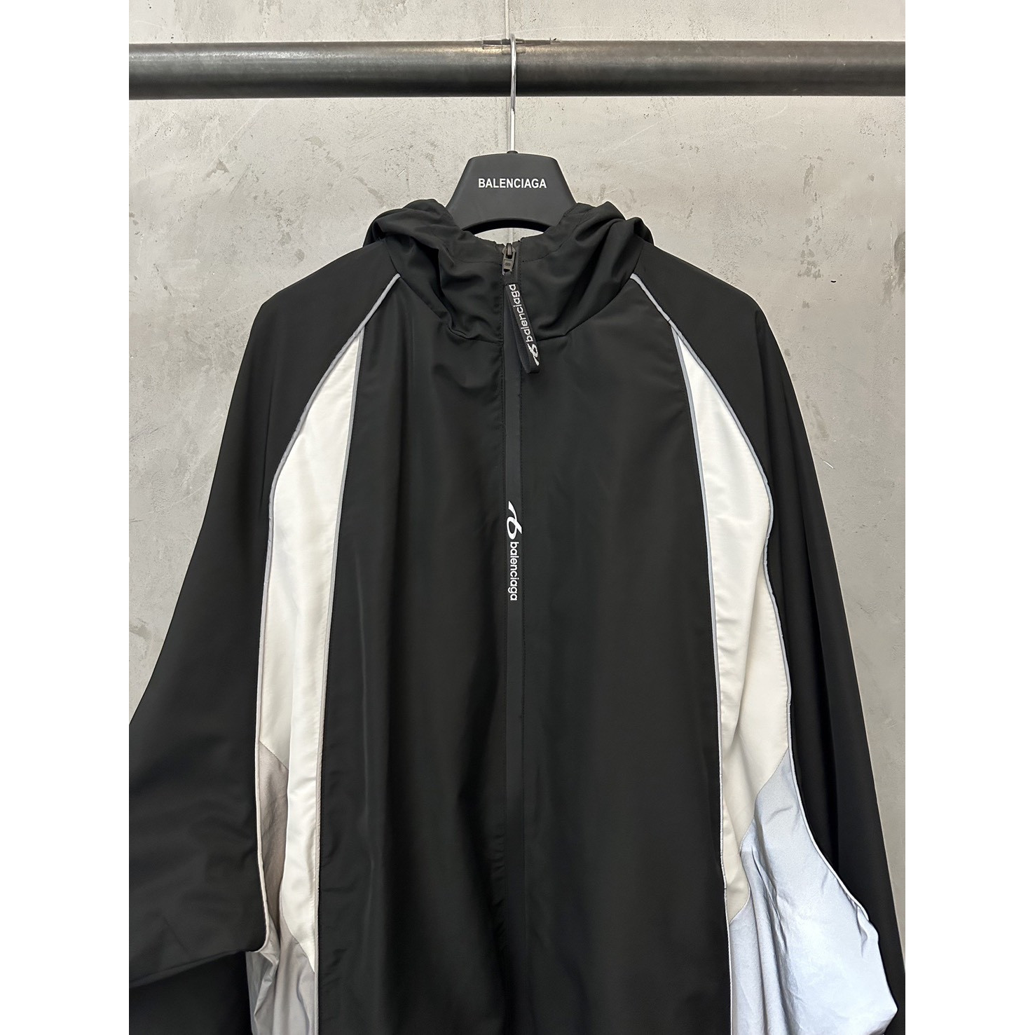 <p>Balenciaga BODIES拼色休闲运动冲锋衣外套</p>
