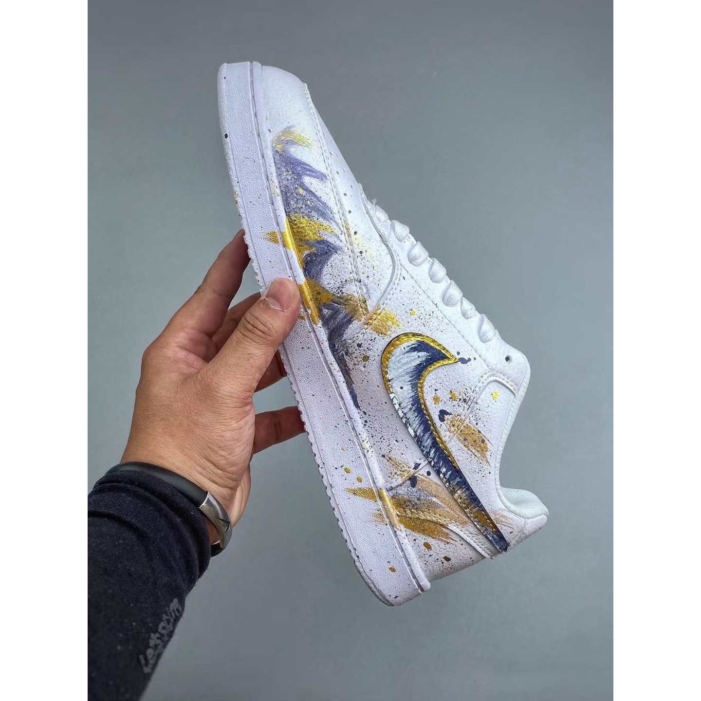 <p>NIKE COURTVISION 手绘泼墨涂鸦定制板鞋(白灰金)</p>