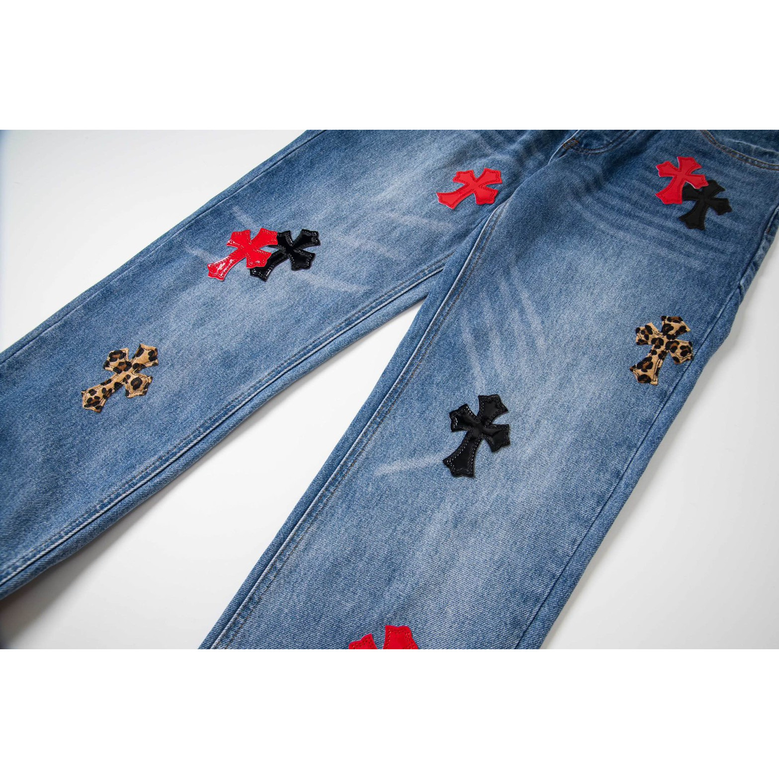 <p>CHROME HEARTS 蓝裤牛仔拼红黑豹纹多皮牛仔裤(1799#)</p>

<p>&nbsp;</p>