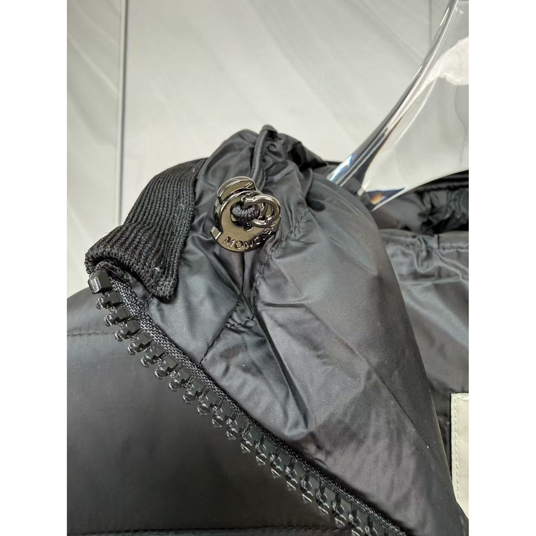 <p>Moncler Bles系列羽绒服(黑)</p>