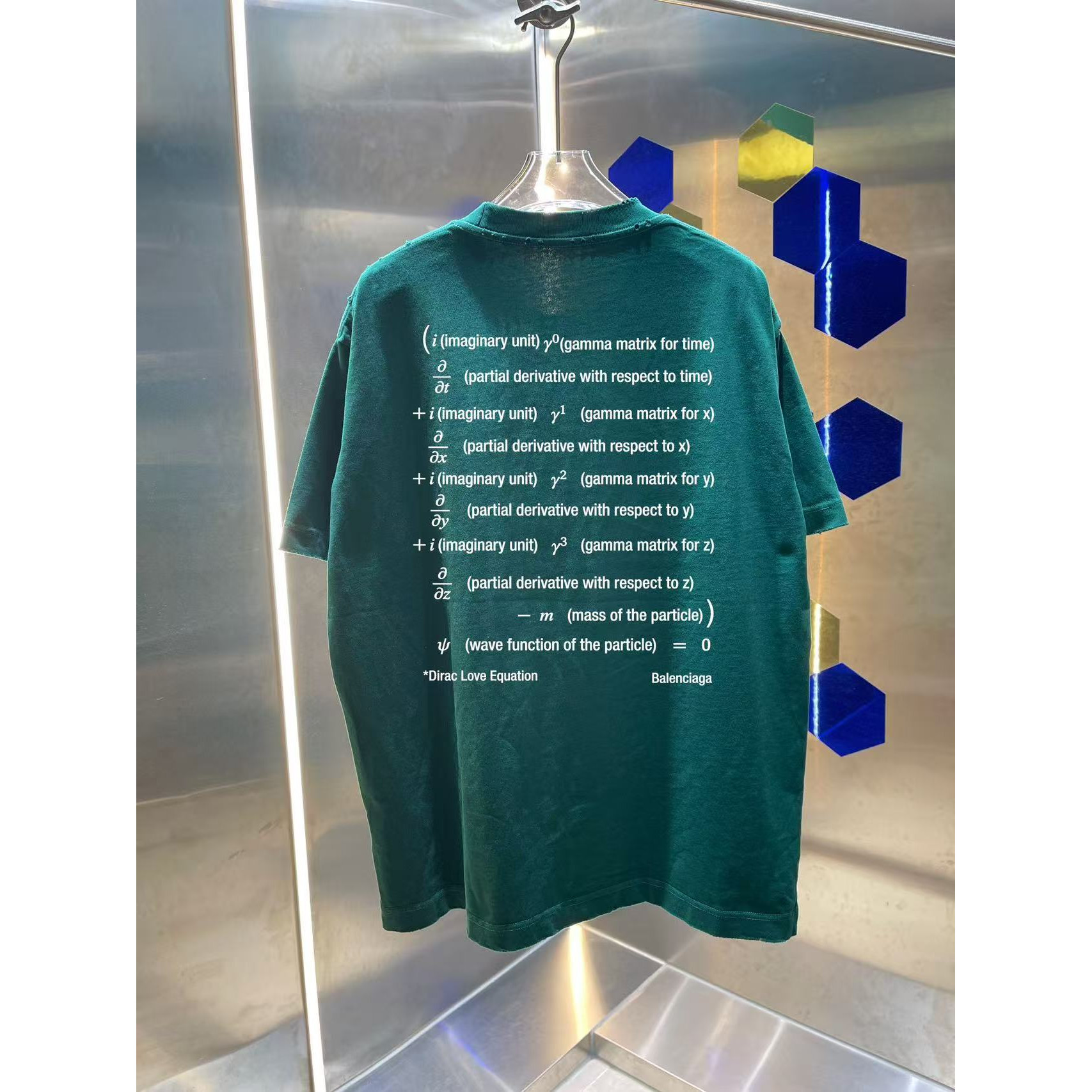 <p>Balenciaga 洗水磨破短袖T恤(洗水綠)</p>