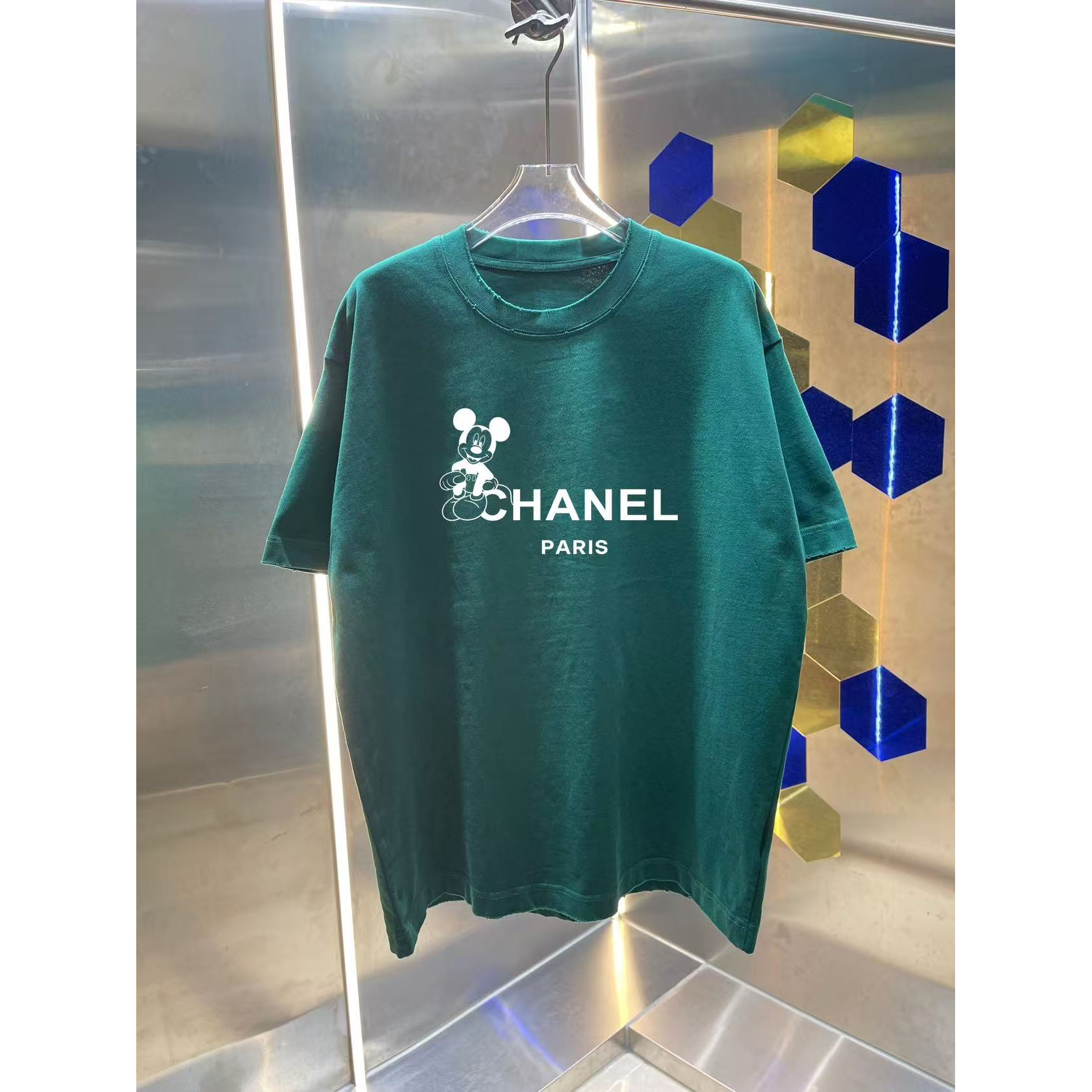 <p>CHANEL 洗水磨破短袖T恤(洗水綠)</p>