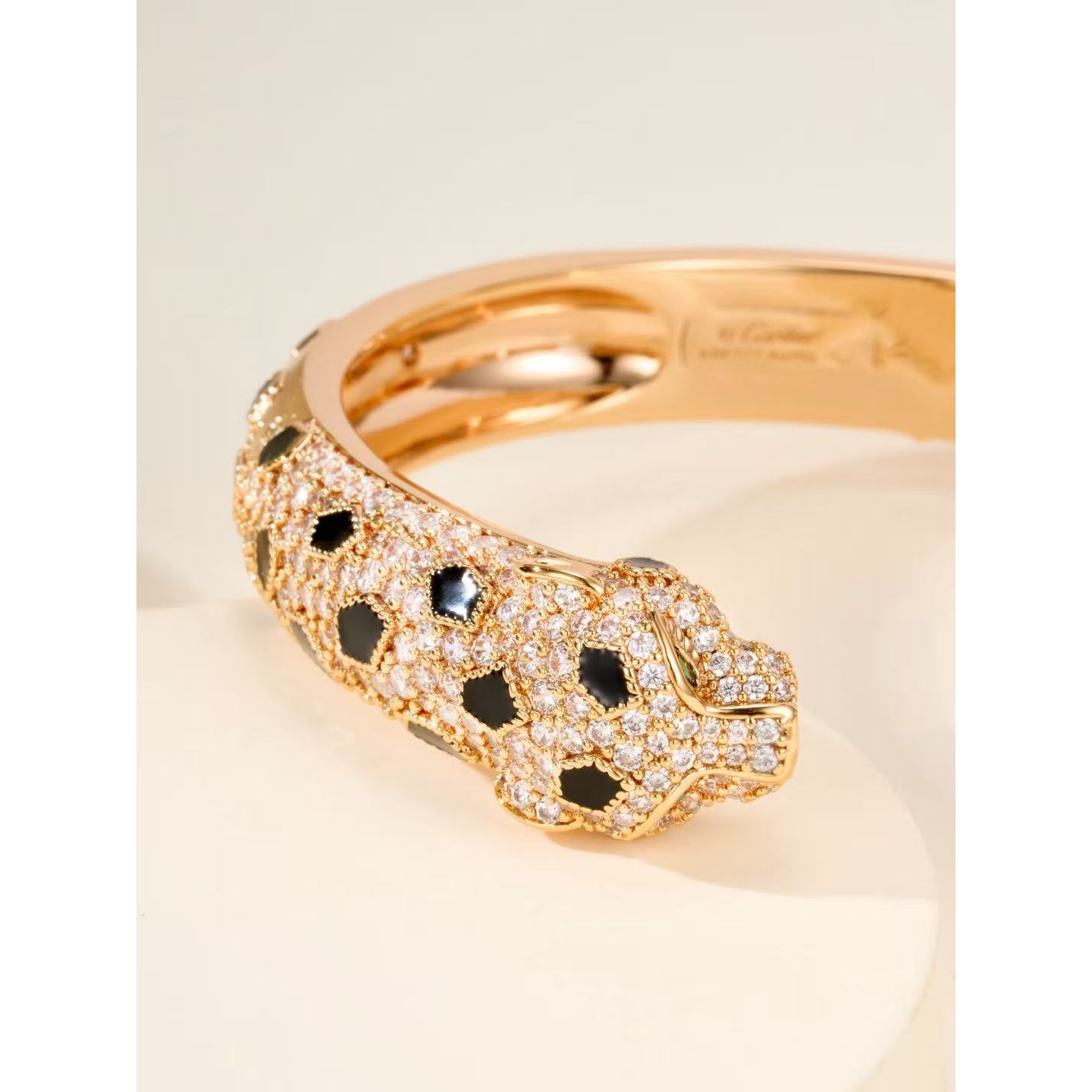 <p>CARTIER&nbsp;手镯</p>