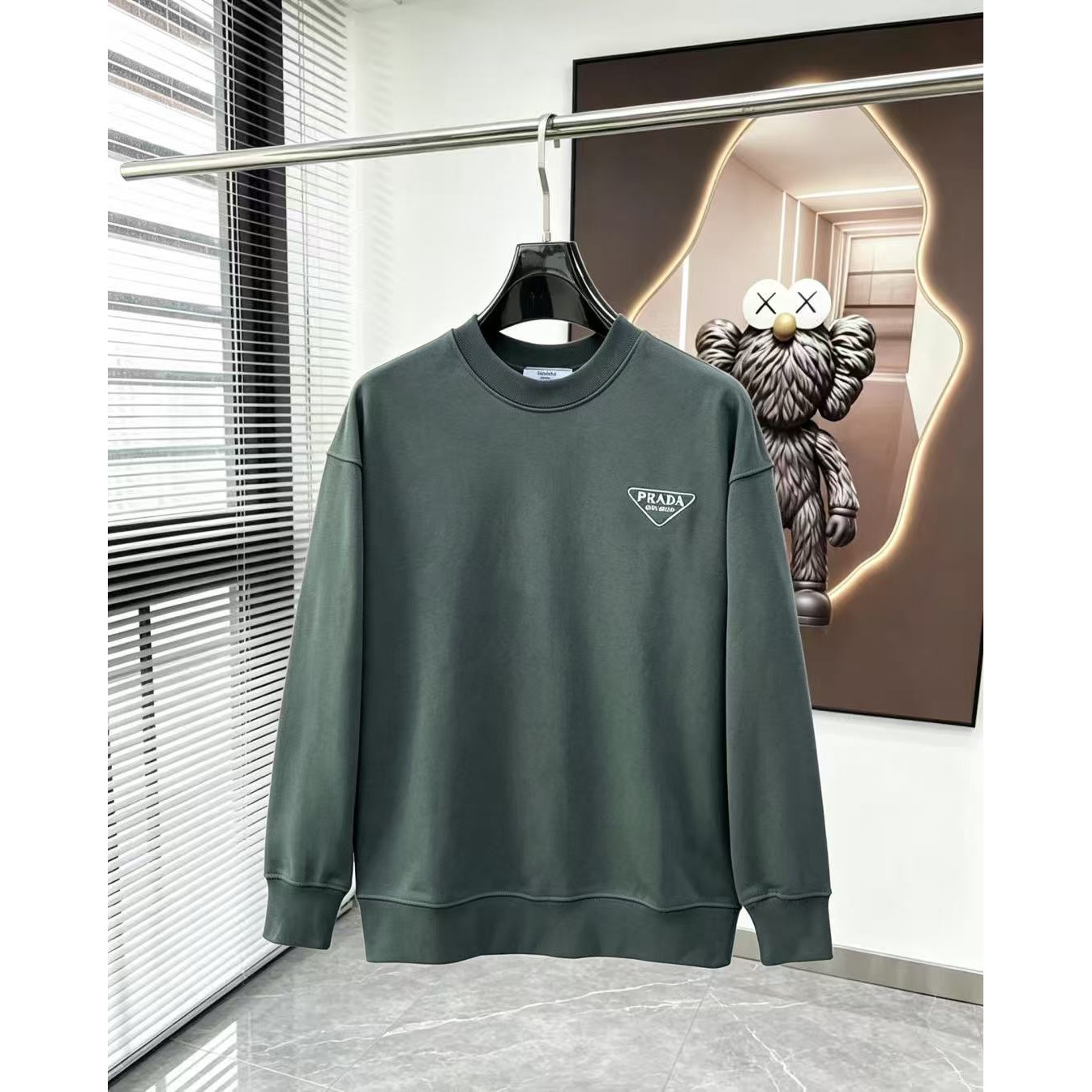 <p>PRADA&nbsp;圓領長袖T恤(軍綠)</p>
