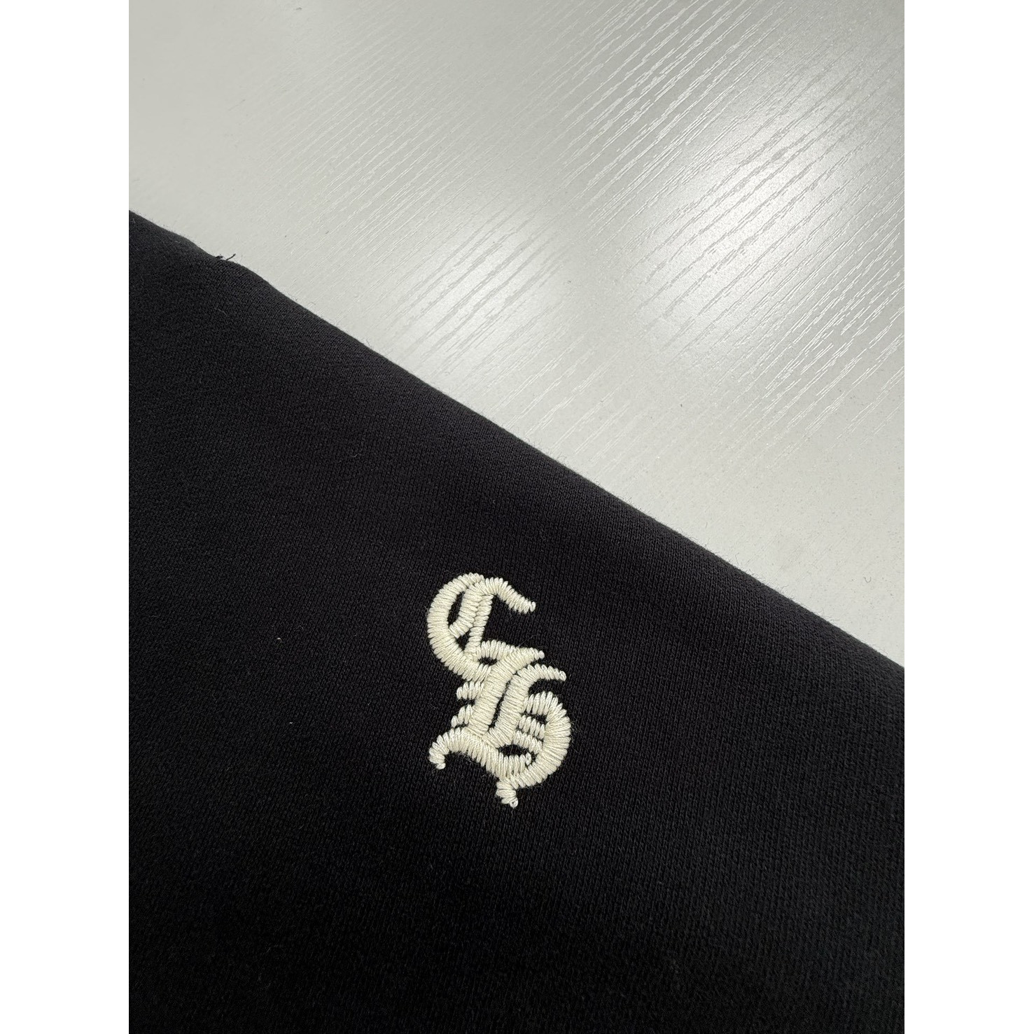 <p>CHROME HEARTS 梵文哥特字母刺绣圆领卫衣(黑)</p>