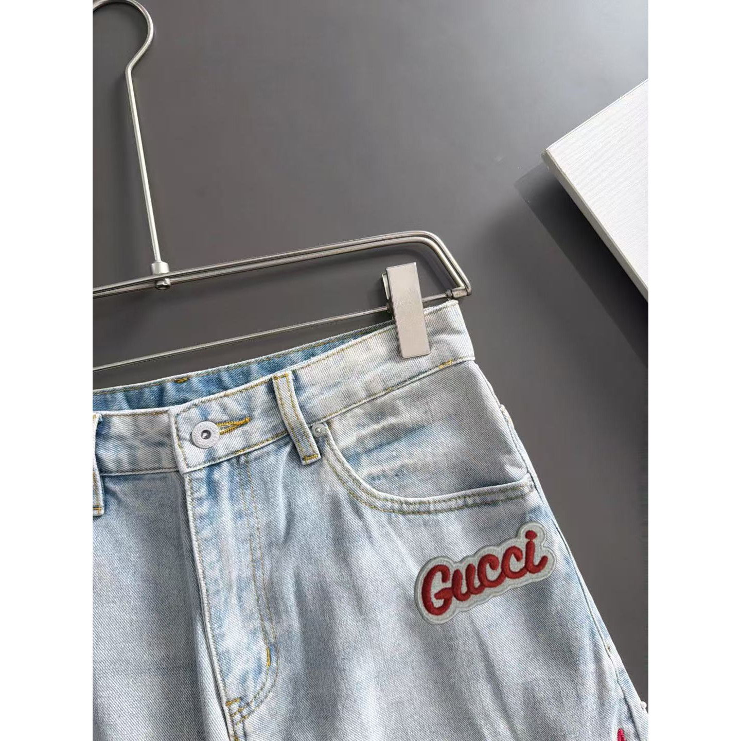 <p>GUCCI 男士款重工直筒弯刀牛仔裤(藍)</p>