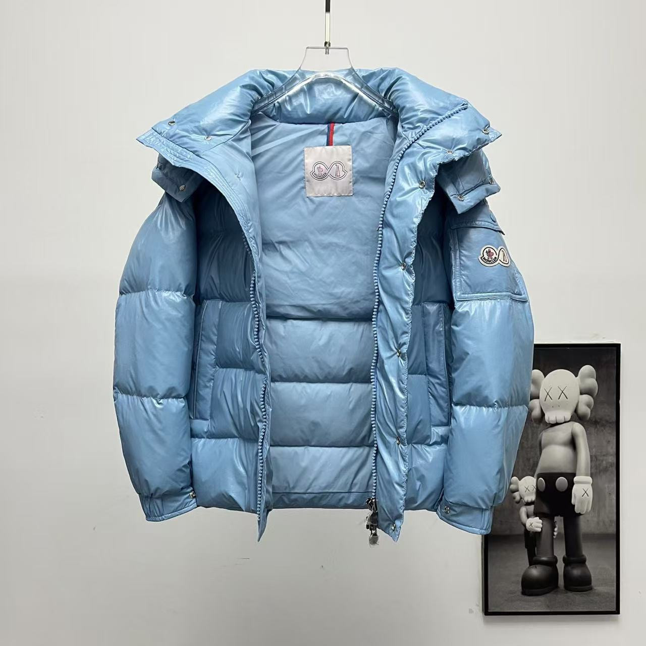 <p>Moncler 70周年双标连帽羽绒服(天藍色)</p>