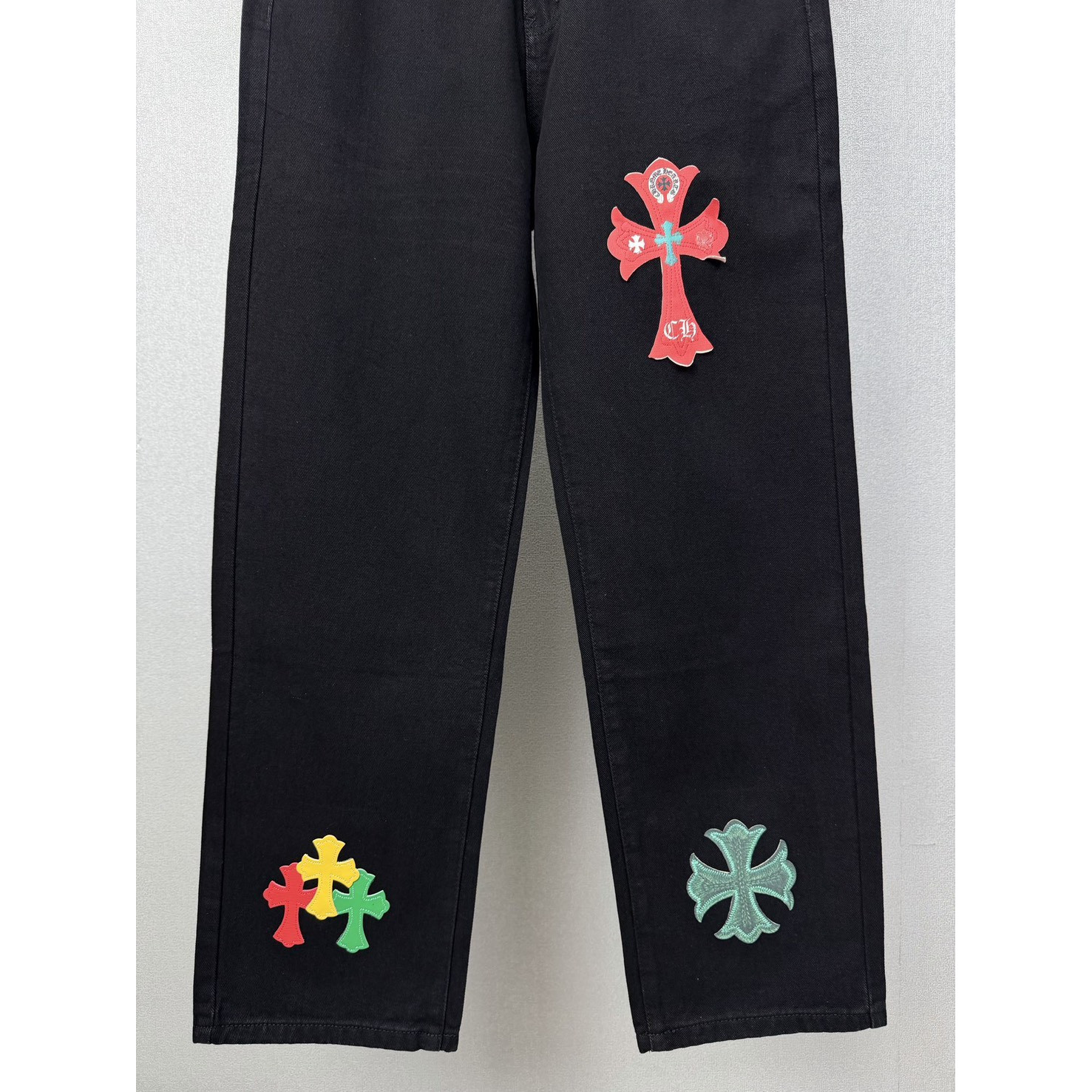 <p>CHROME HEARTS 红黄绿大十字架牛仔裤(黑)</p>