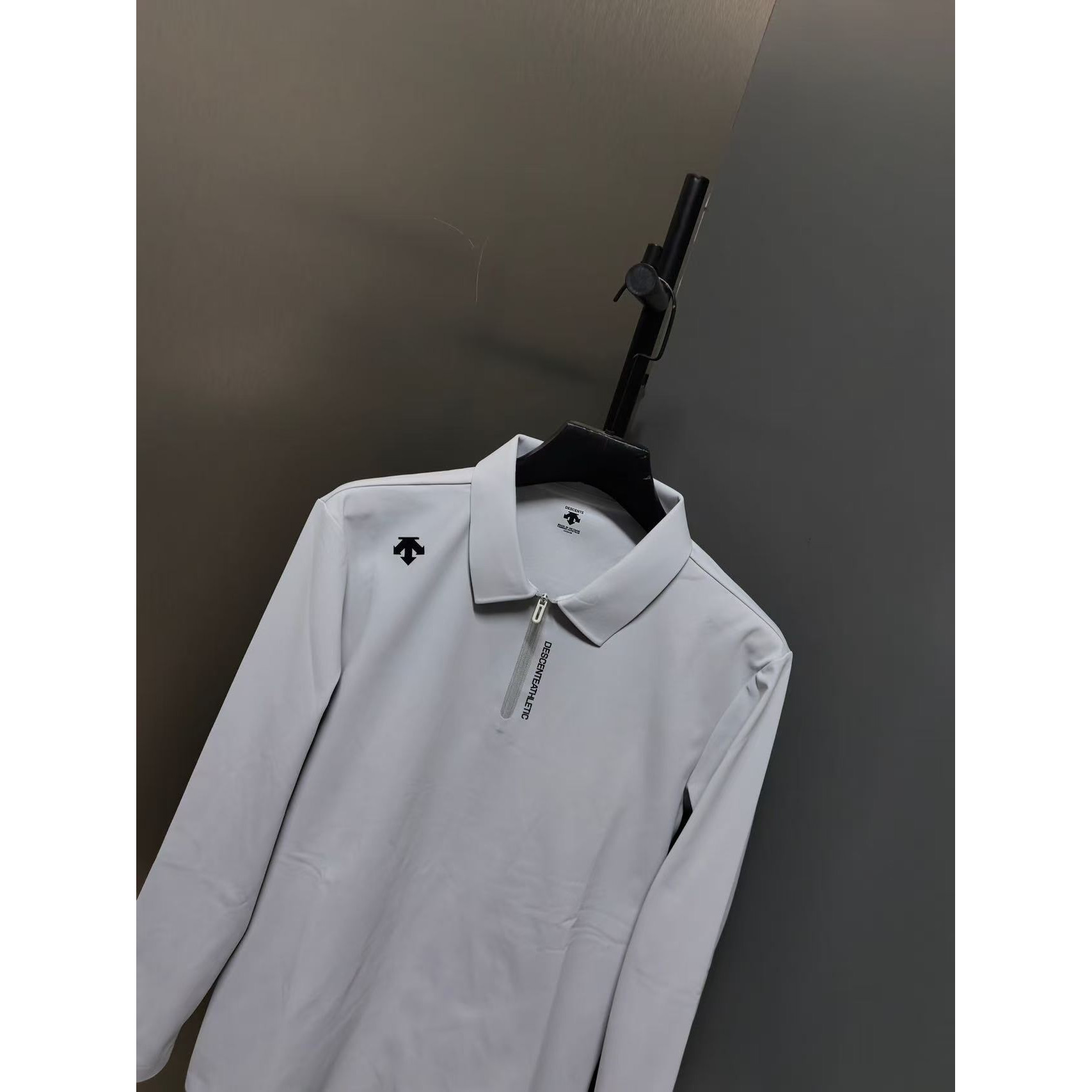 <p>Descente 半拉连长袖打底(淺灰)</p>