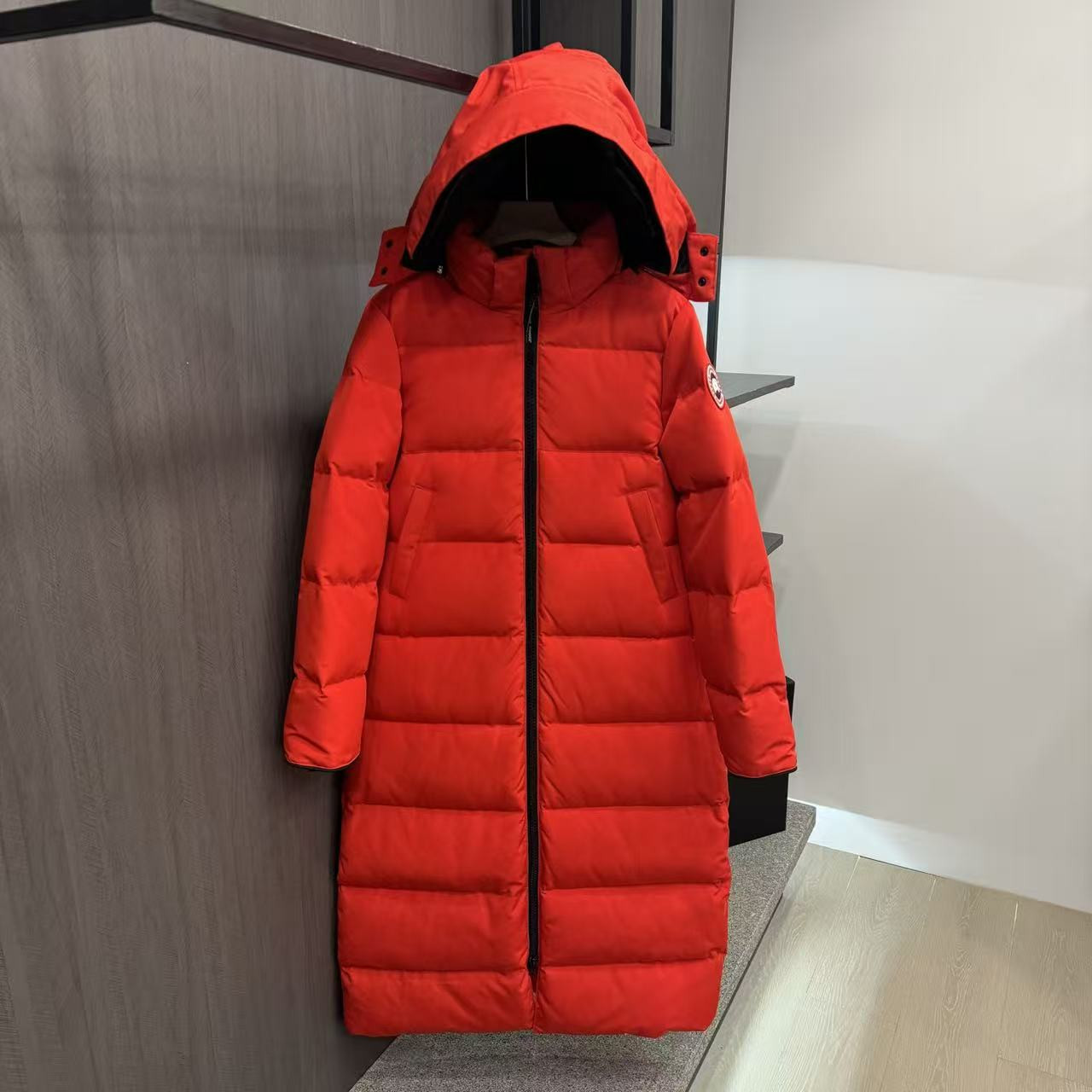 <p>Canada Goose 可拆卸兜帽全長款羽绒服(橘紅)</p>