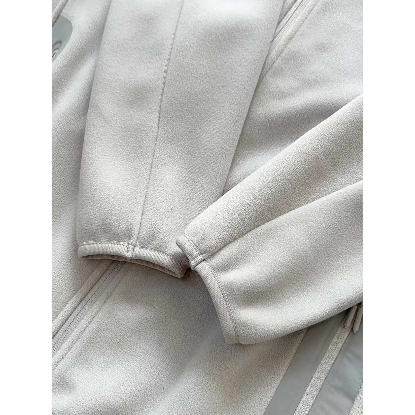 <p>ARC`TERYX 户外机能羊羔毛棉服外套(灰白)</p>