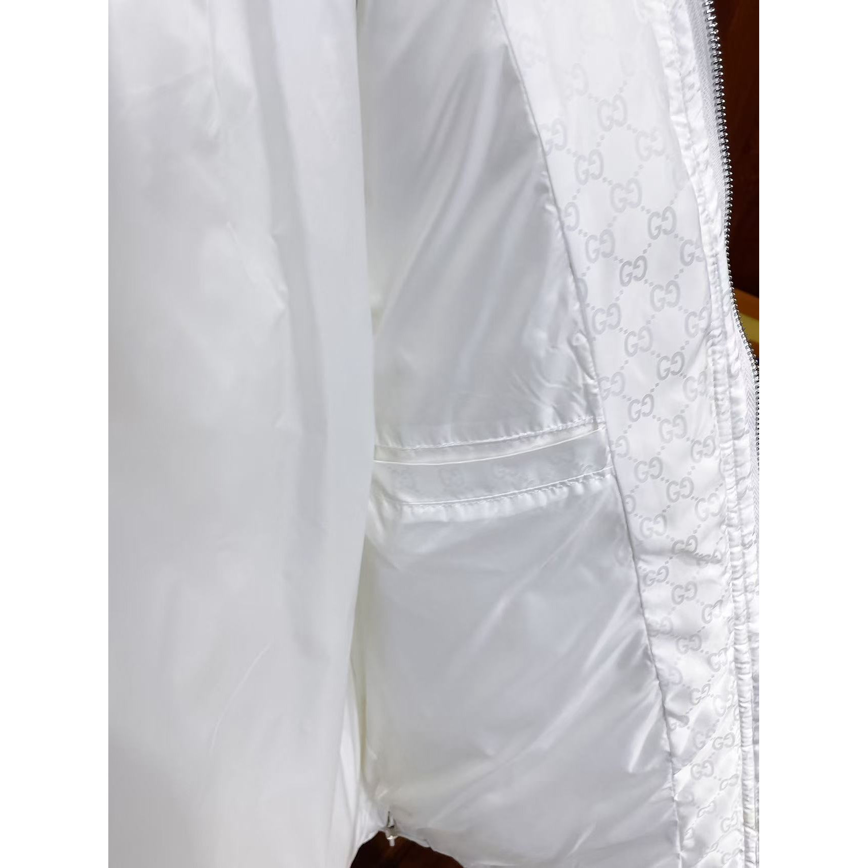 <p>GUCCI 秋冬新款羽绒服(白)</p>