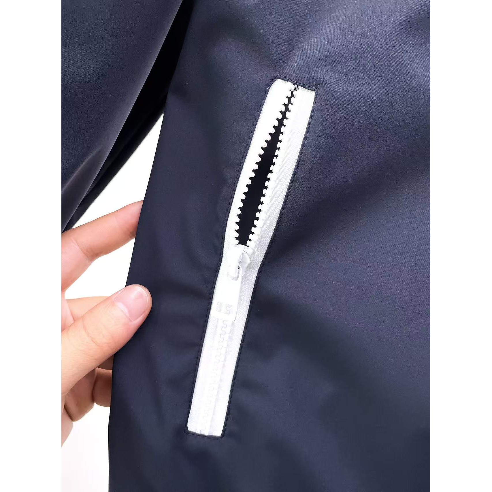 <p>MONCLER 时尚休闲夹克外套(藏青)</p>