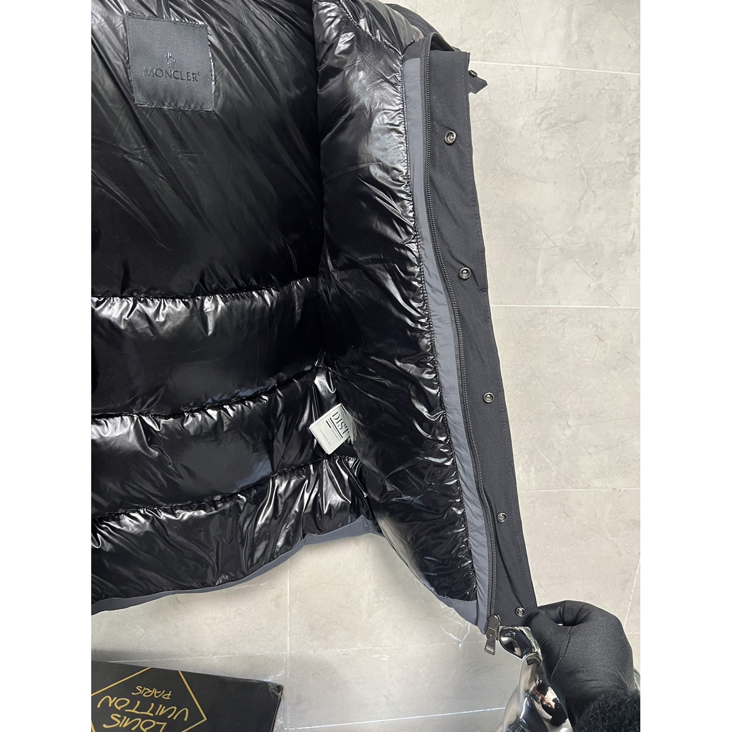 <p>Moncler 黑武士羽绒服(灰)&nbsp;</p>