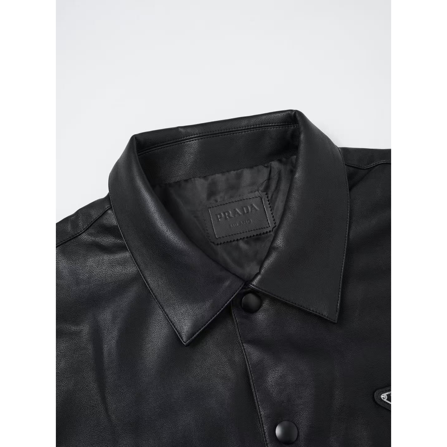 <p>Prada 三角标单排扣皮衣(黑)</p>