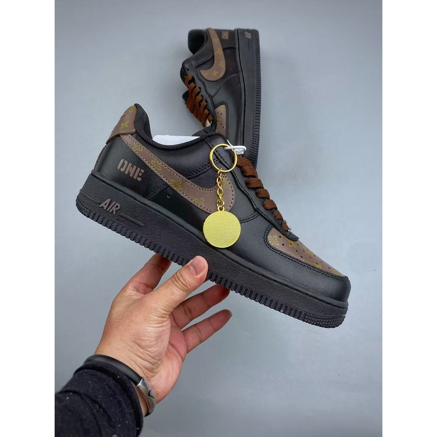 <p>Nike Air Force1 07 low &nbsp;联名款(棕色)</p>